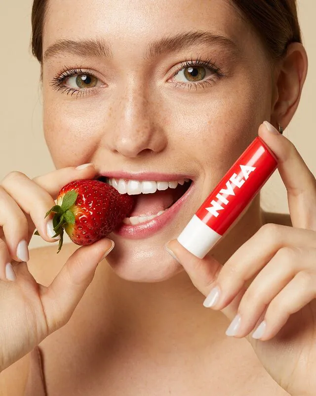 NIVEA LIP CARE Pomadka piel. Strawberry (truskaw.)