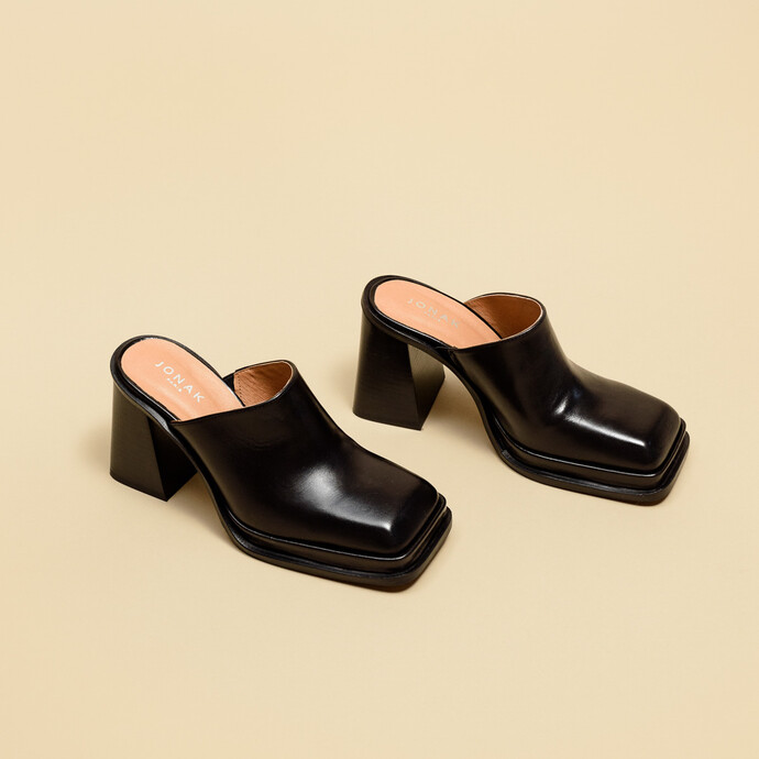 Mules à bouts carrés et talons épais  en cuir noir