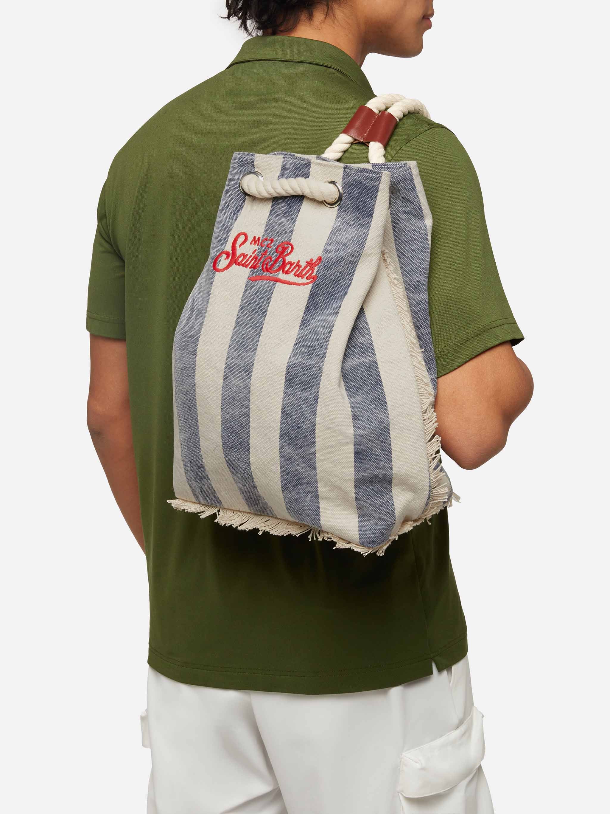 Rucksack aus Segeltuch | Weiß-blau gestreift | MC2 Saint Barth Logo-Print | Schultergurte aus Kordelzug | 100 % Baumwolle | MC2 Saint Barth