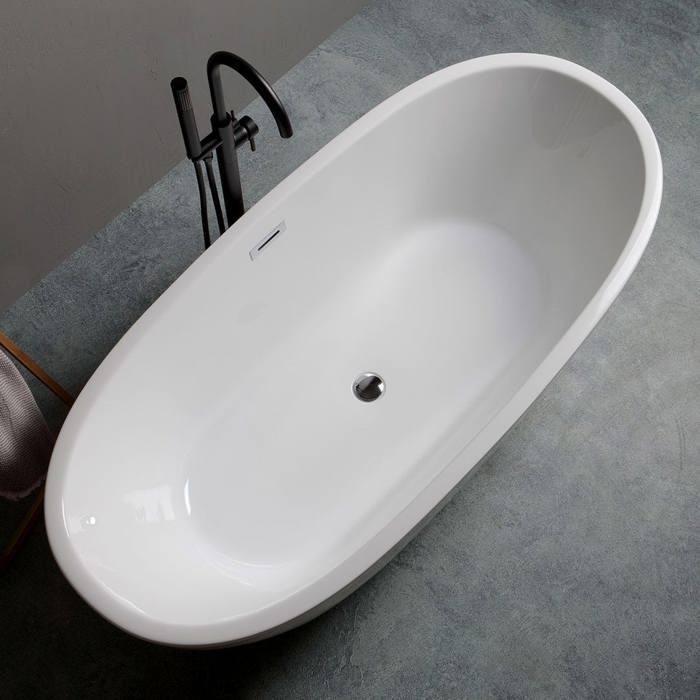 BANHEIRA DE ACRÍLICO BRANCO NO CENTRO DA SALA | CASSIOPEA