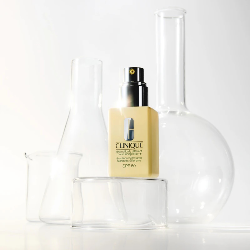 Clinique Dramatically Different™ vlažilni losjon za obraz z zaščitnim faktorjem 50