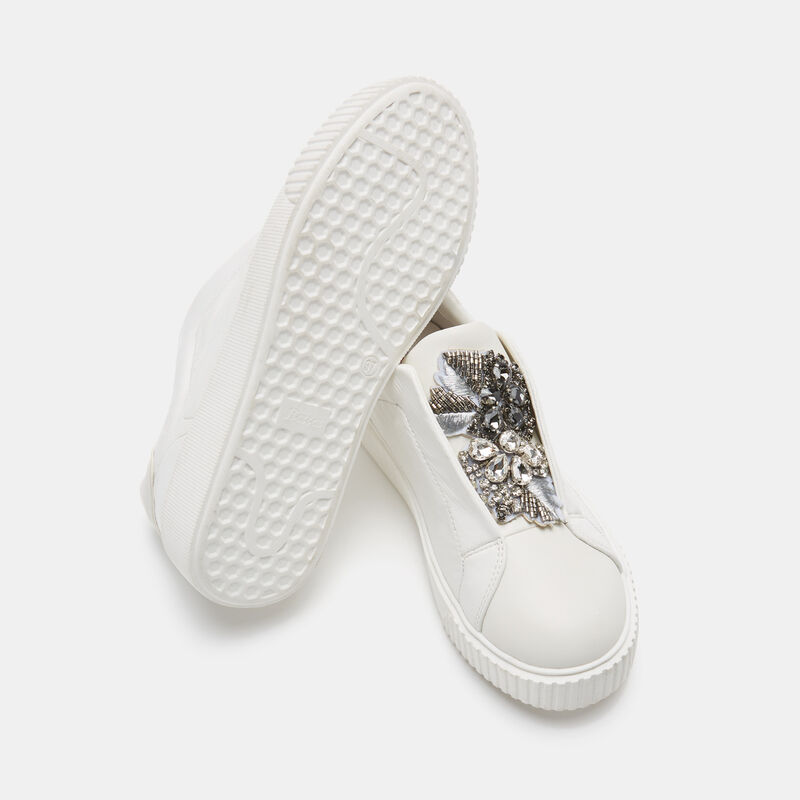 Buty sportowe z aplikacją z klejnotów