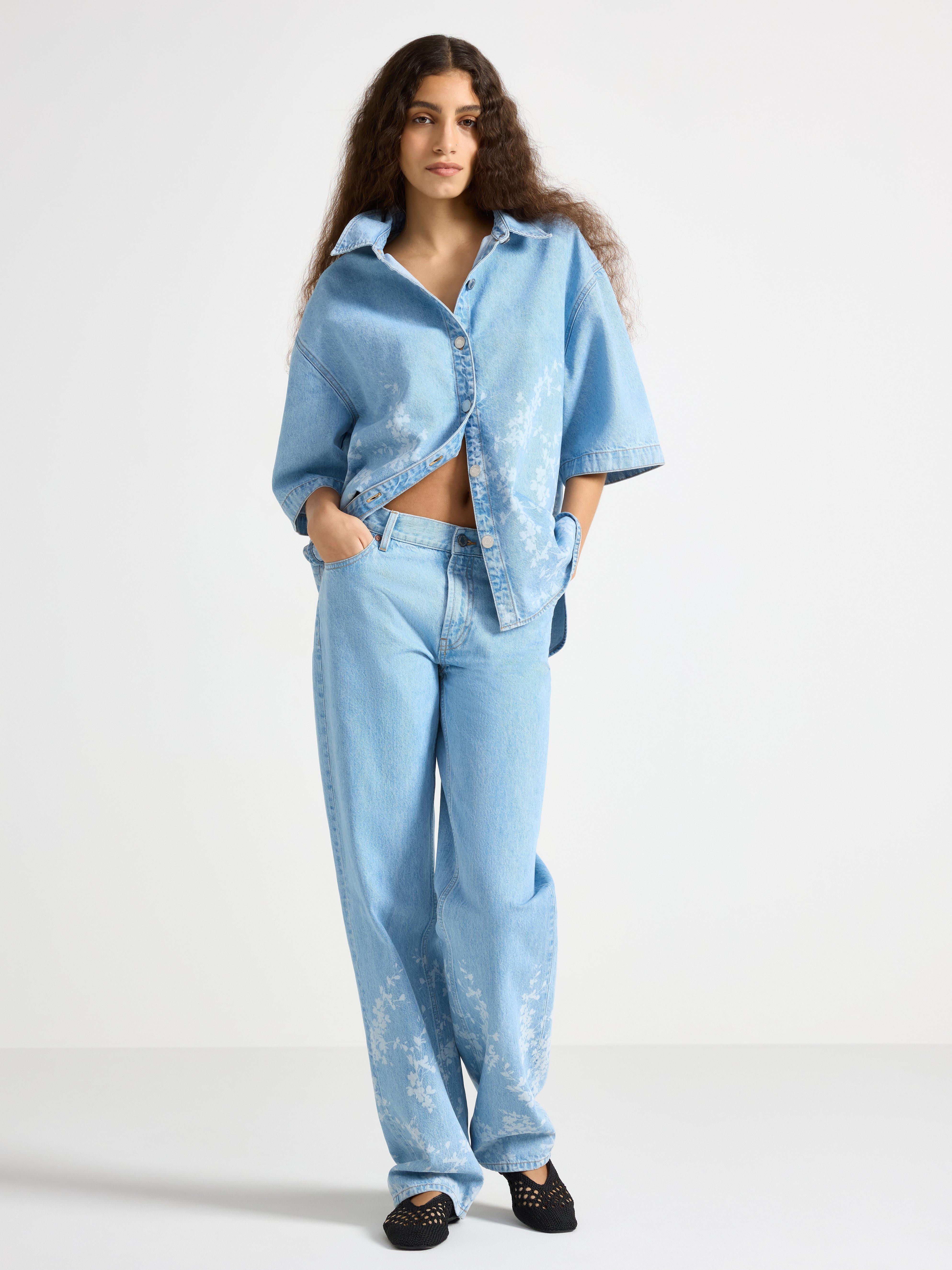 Calça jeans reta Sia extra longa com estampa floral azul