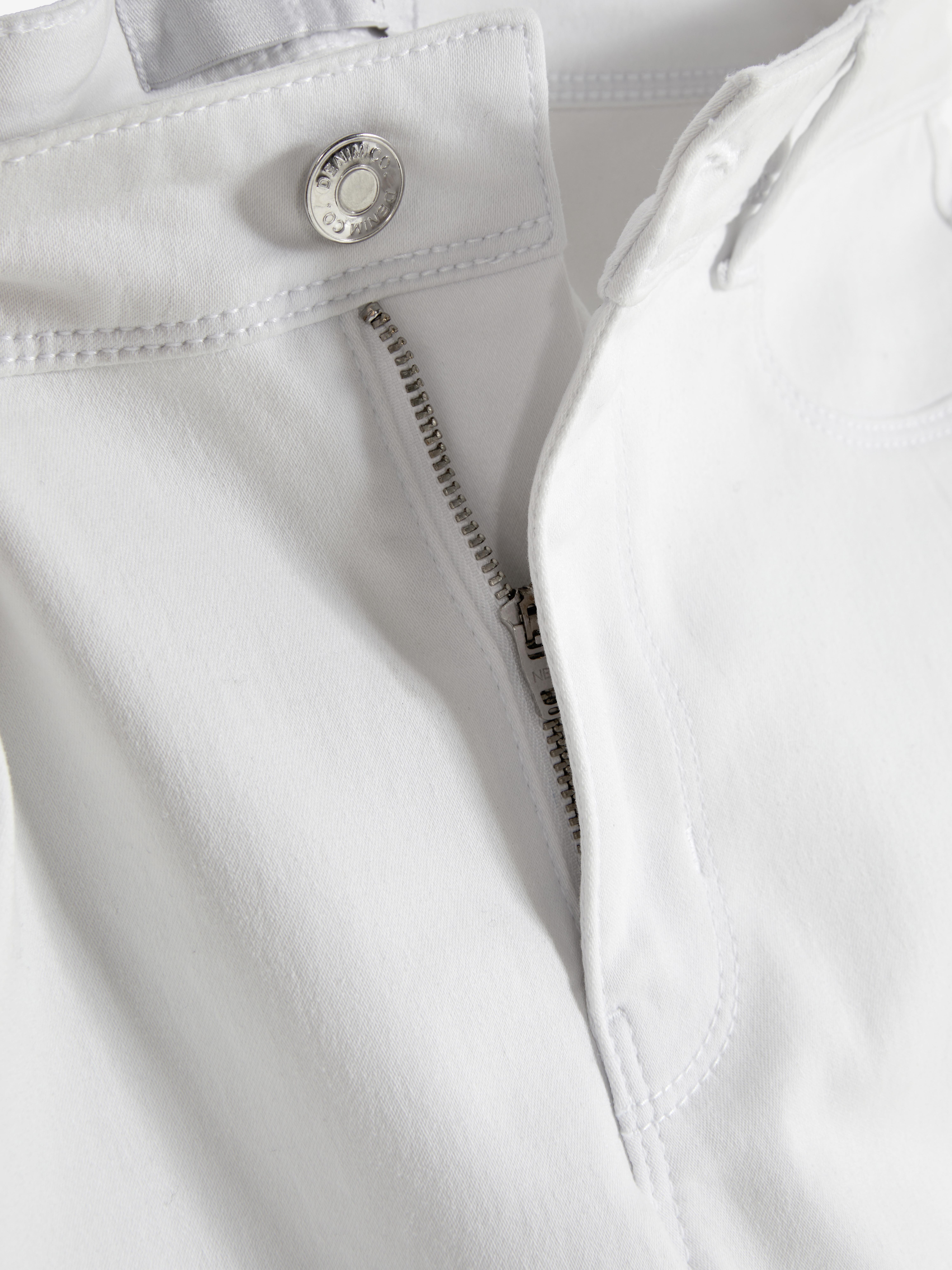 Blugi skinny simpli cu talie medie. Blugii sunt un must-have, iar noi adorăm acest stil mulat.