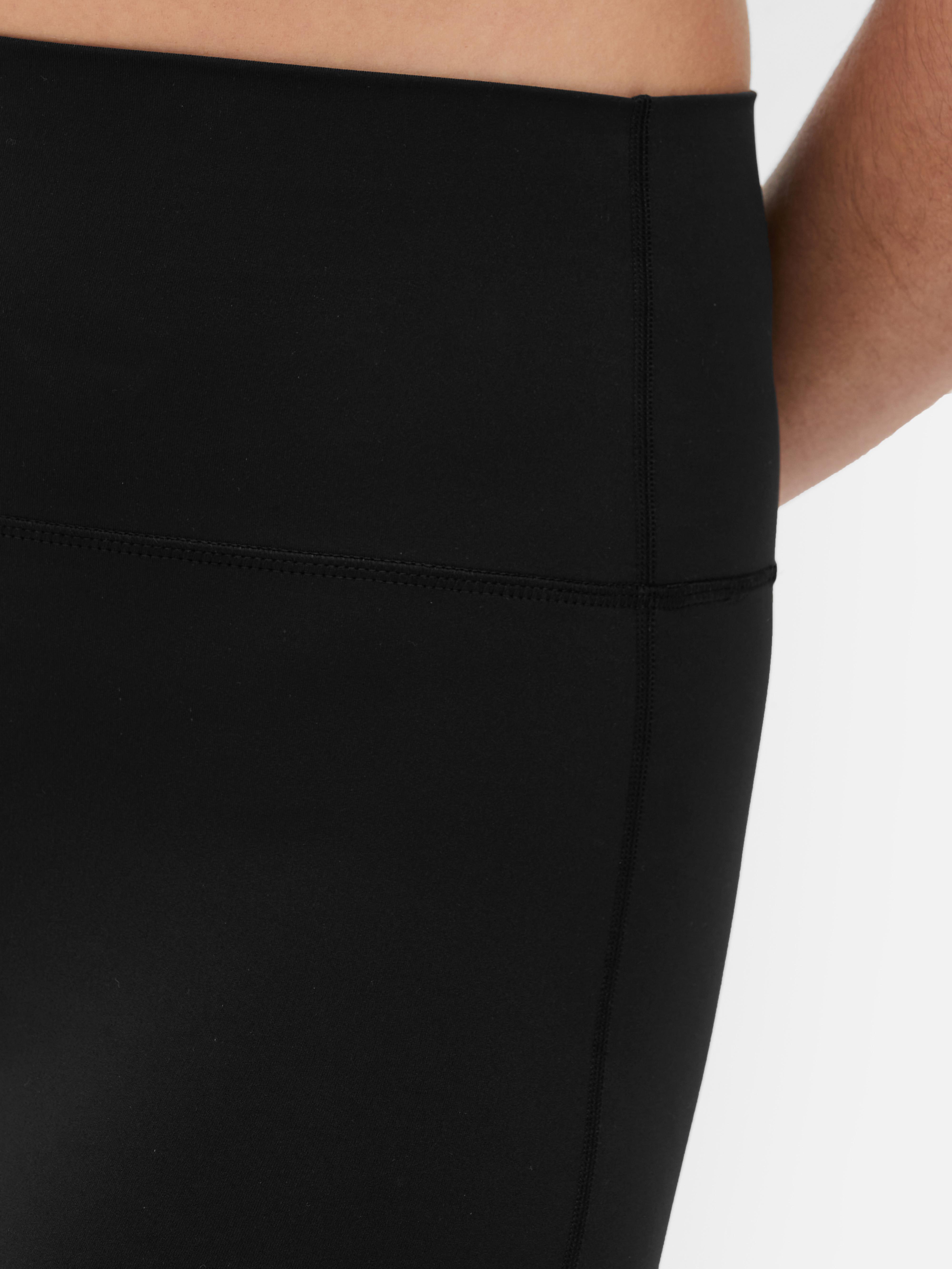 Pantaloncini sportivi morbidissimi. Questi pantaloncini morbidissimi sono ideali da indossare durante gli allenamenti.
