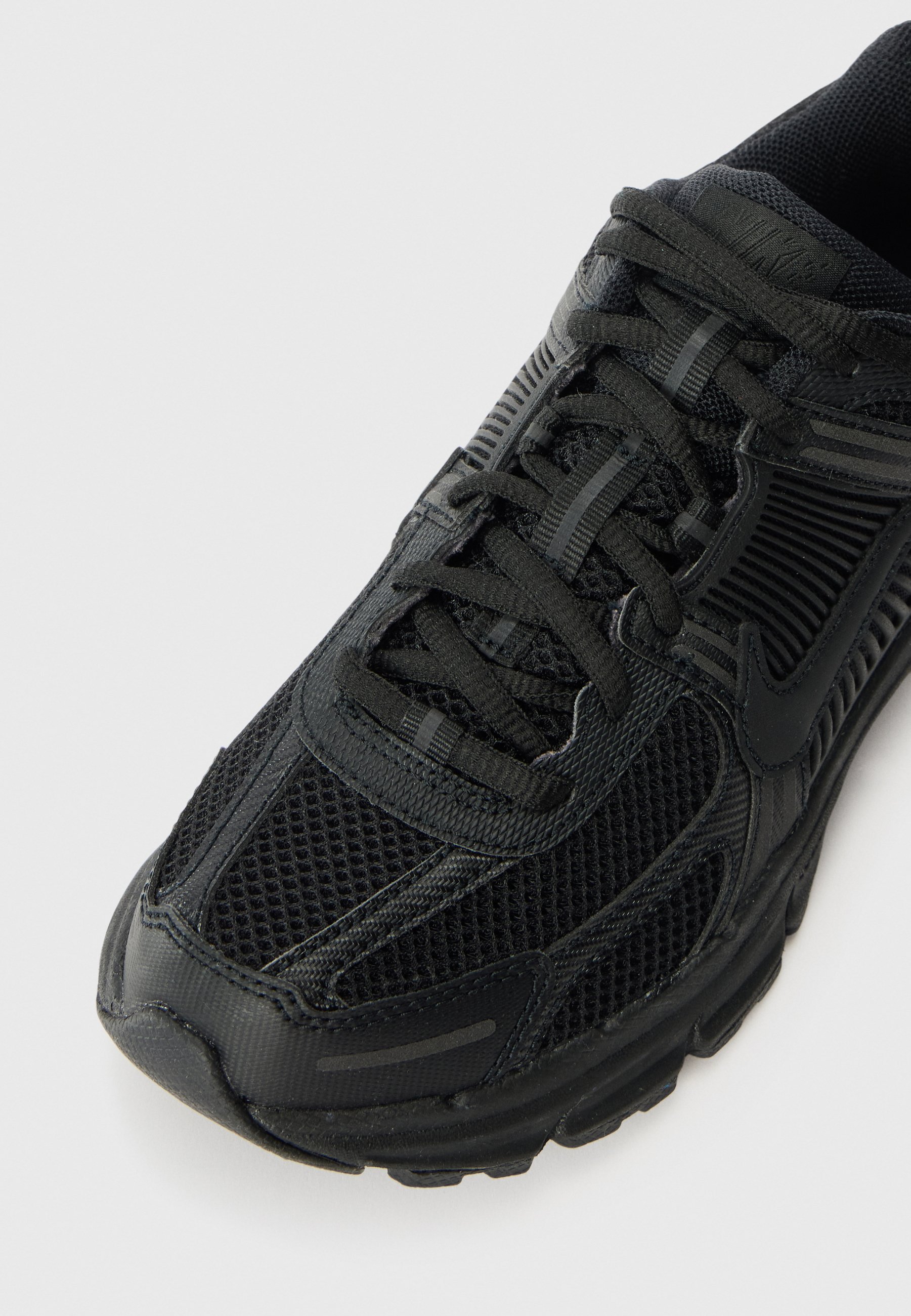 Nike Sportswear VOMERO 5 UNISEX - Buty sportowe - czarne