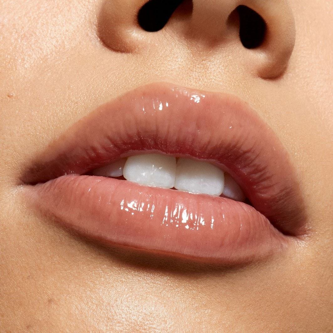 Kylie Cosmetics sjajilo za usne „Supple Kiss Lip Glaze“ – Nude Kiss, 3 ml