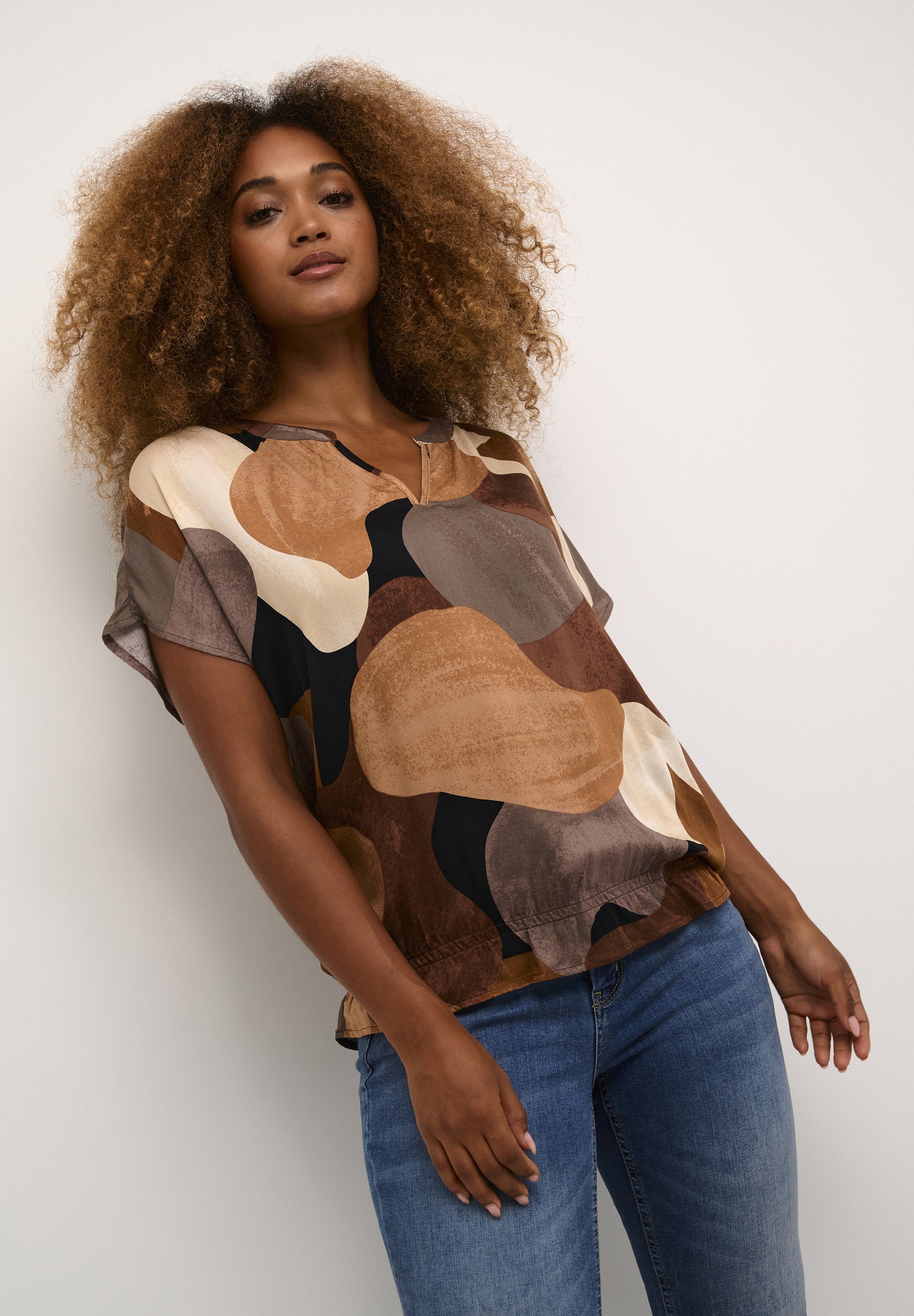Cultuur DANA CAPSLEEVE - Bedrukt T-shirt - bruine kunst