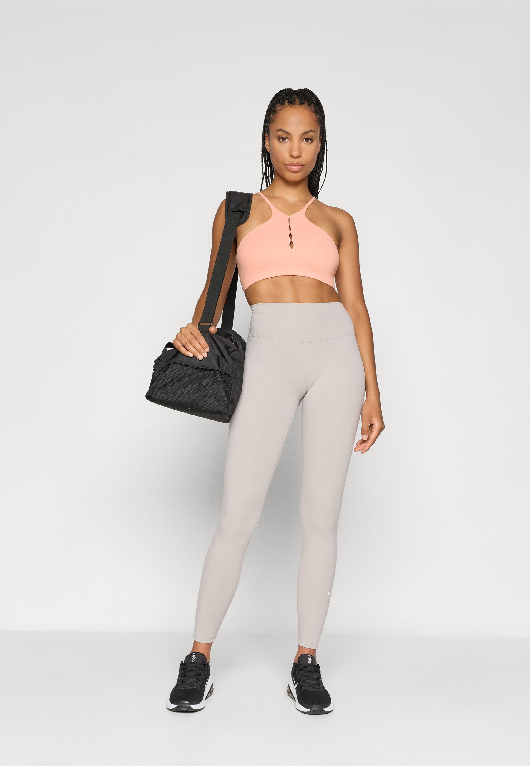Nike Performance KEYHOLE BRA – Biustonosz sportowy zapewniający lekkie wsparcie – morelowy agat