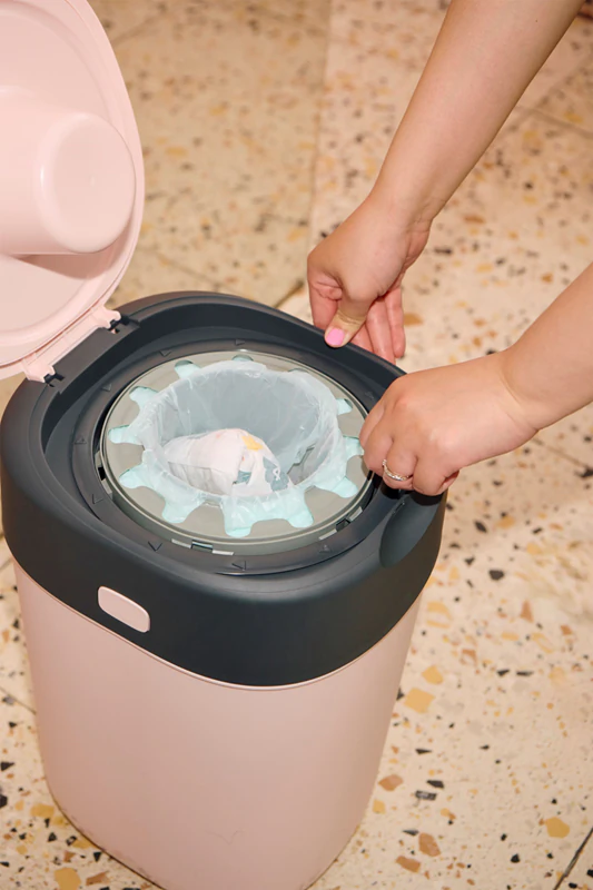 Kôš na plienky Tommee Tippee Twist & Click ružový + kazeta