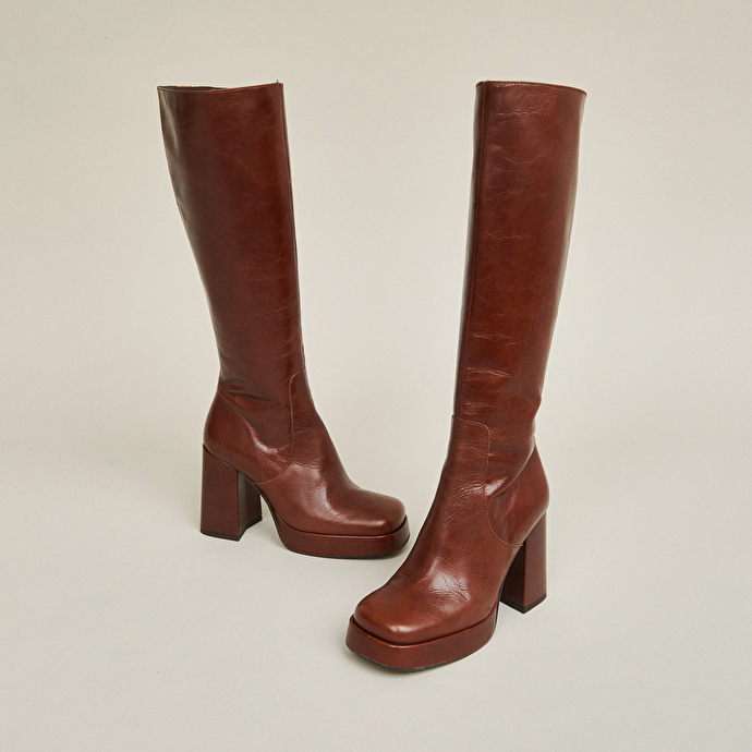 Bottes à talons et bouts carrés  en cuir vielli marron
