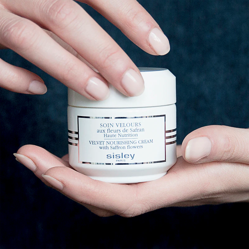 Creme hidratante nutritivo aveludado Sisley com flores de açafrão para pele seca e sensível.
