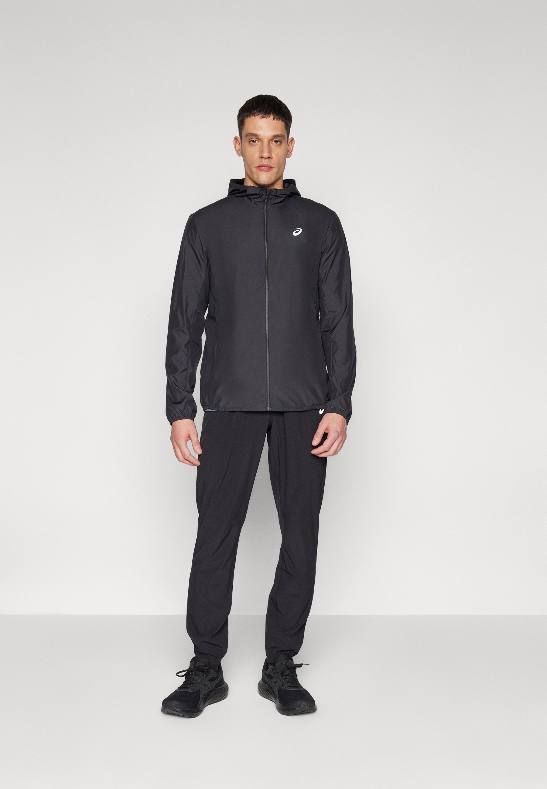 ASICS CORE JAKA - Vējjaka - melna, sportiska