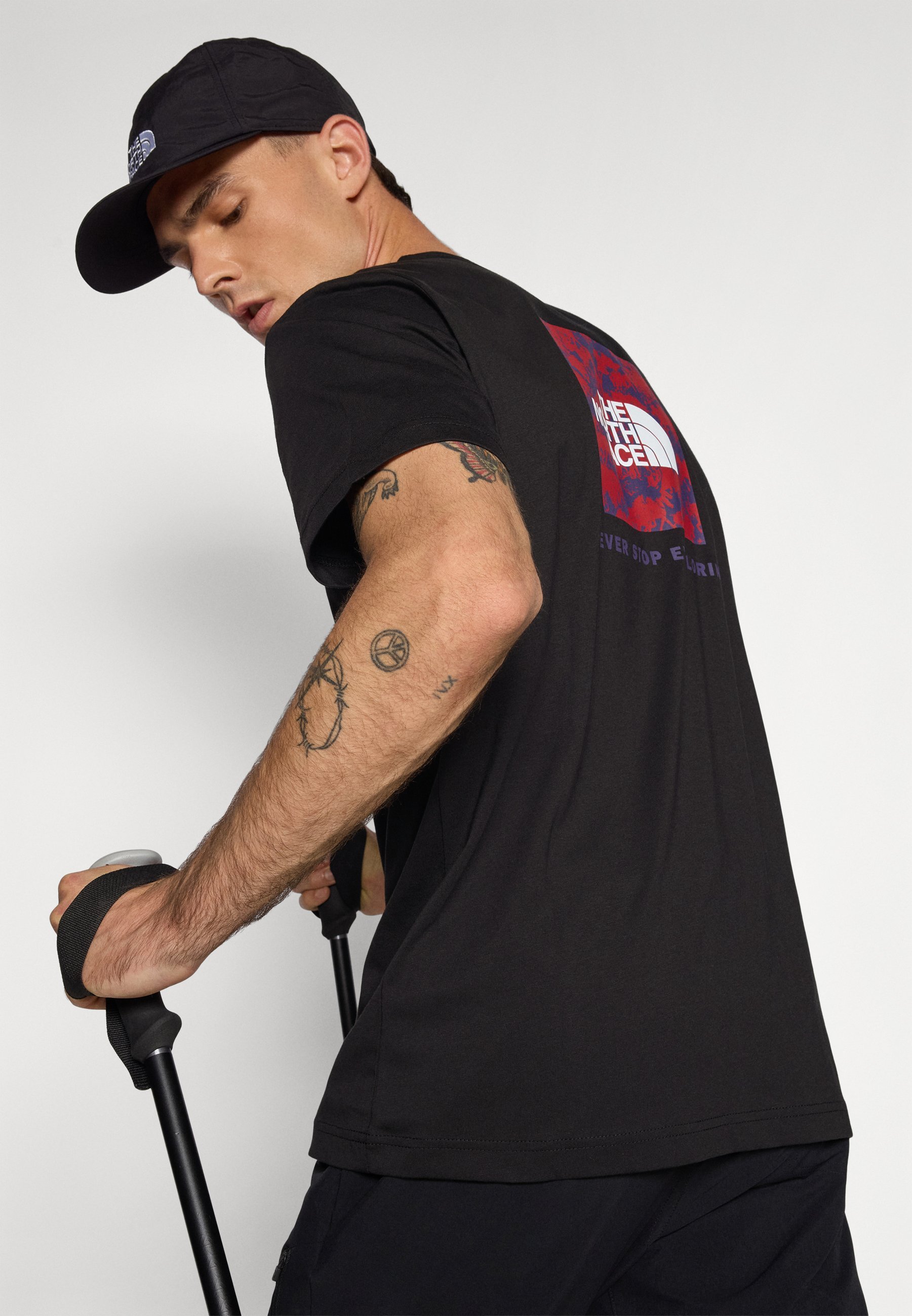 The North Face BOX NSE RAKU HORSE INFILL TEE - T-shirt met print - zwart/kardinaalrood