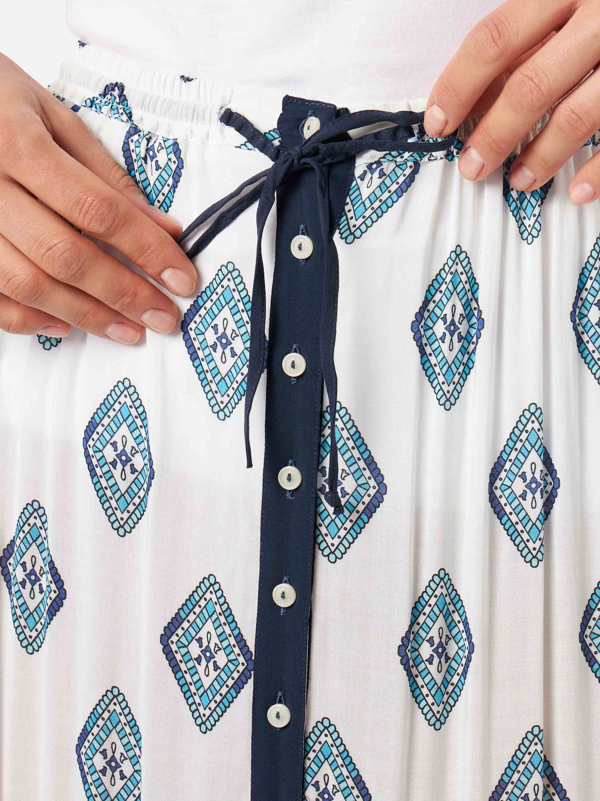 Falda larga azul con estampado floral estilo gitano