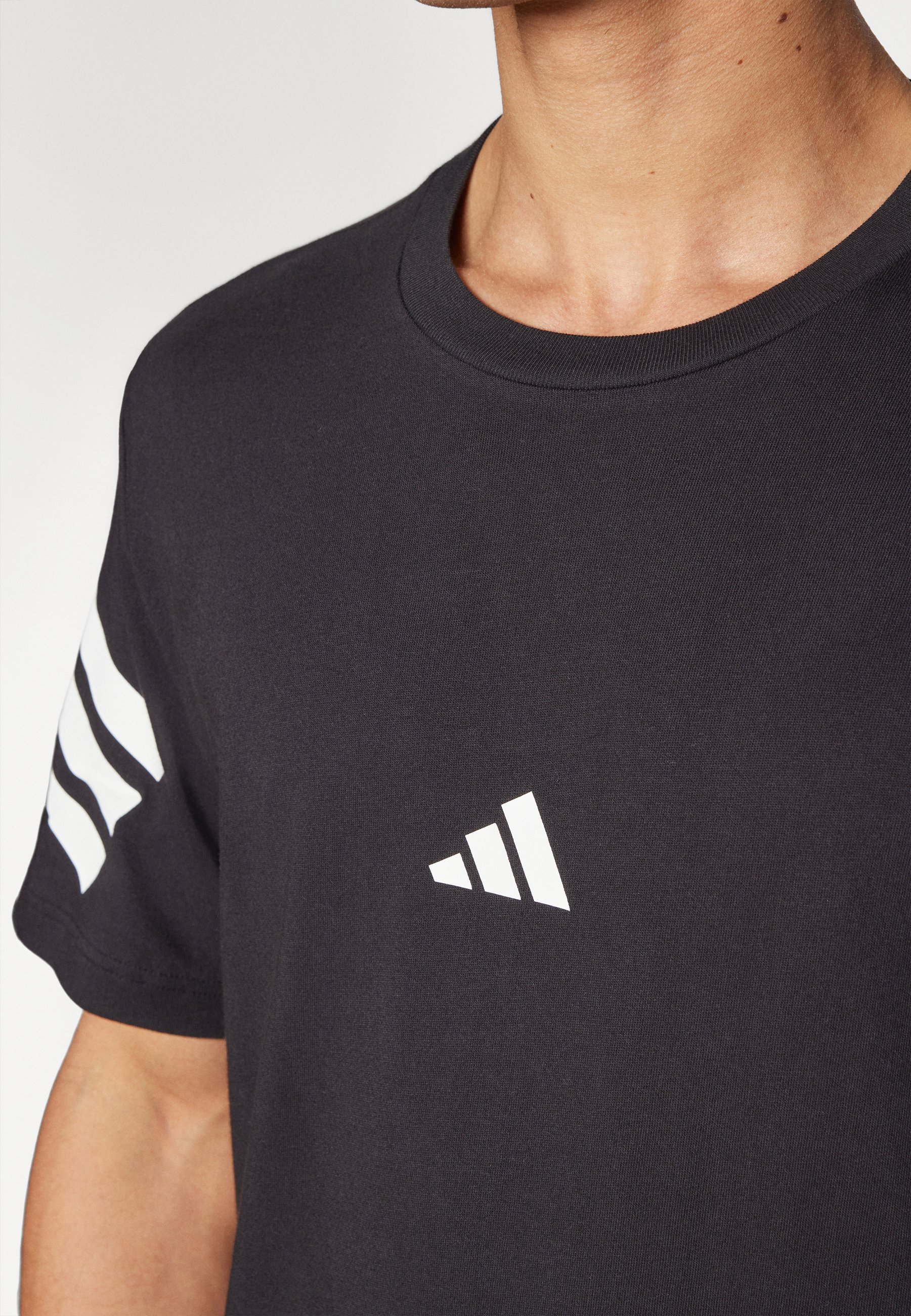 adidas Sportswear nyomtatott póló - fekete