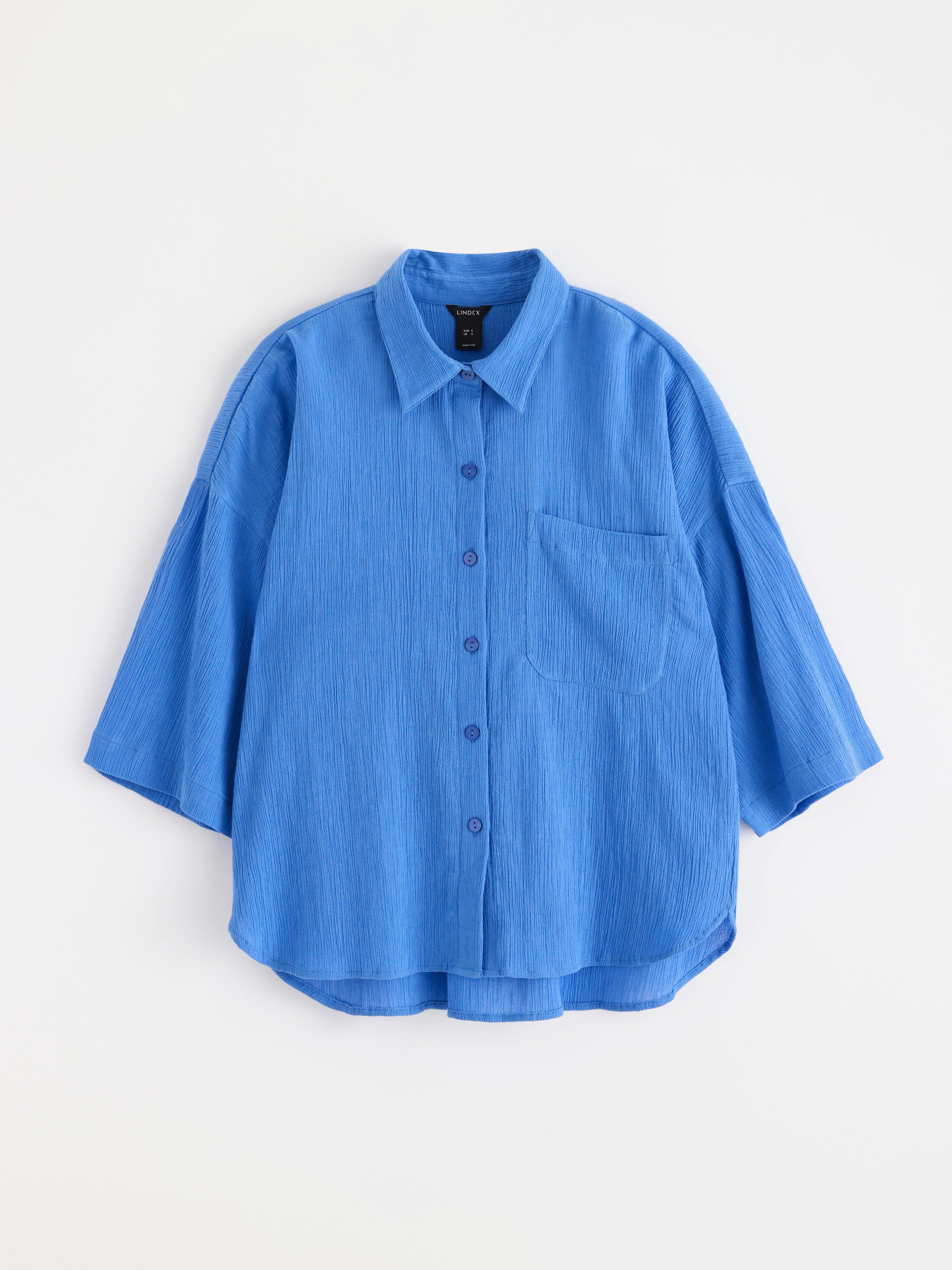 Camisa arrugada de manga corta azul