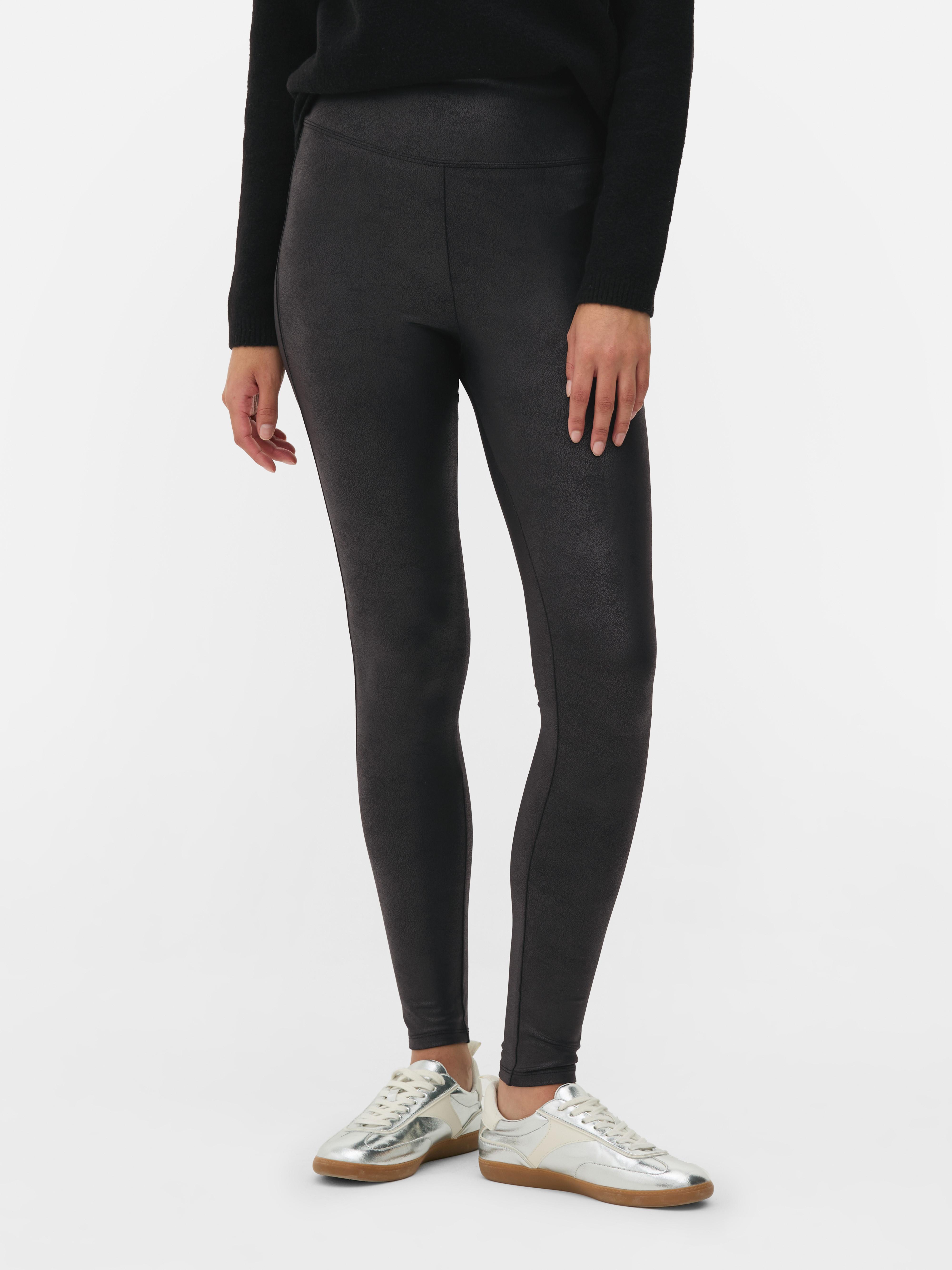 Leggings in Wet-Look-Optik: Enganliegende Leggings in Wet-Look-Optik mit breitem, hohem Bund