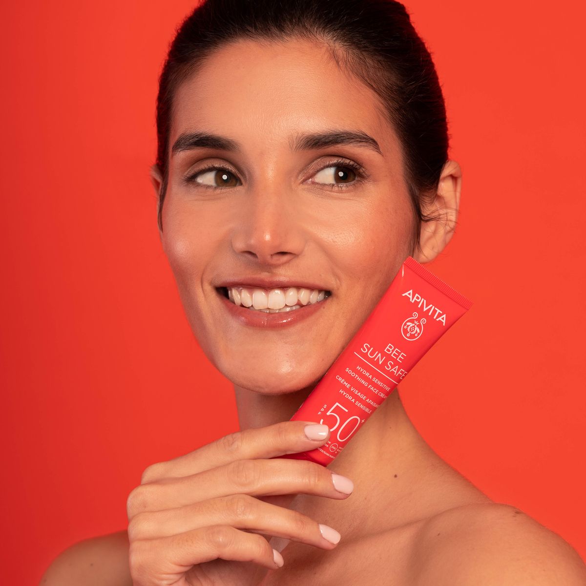 „Bee Sun Safe Hydra Sensitive“ raminamasis veido kremas su SPF50 Apsaugos nuo saulės vaistinė