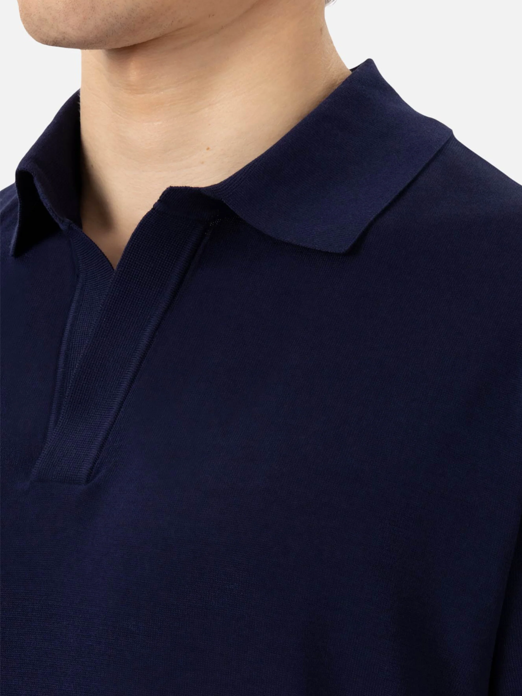 Sloan poloshirt in marineblauw, gebreid van zijde en katoen.