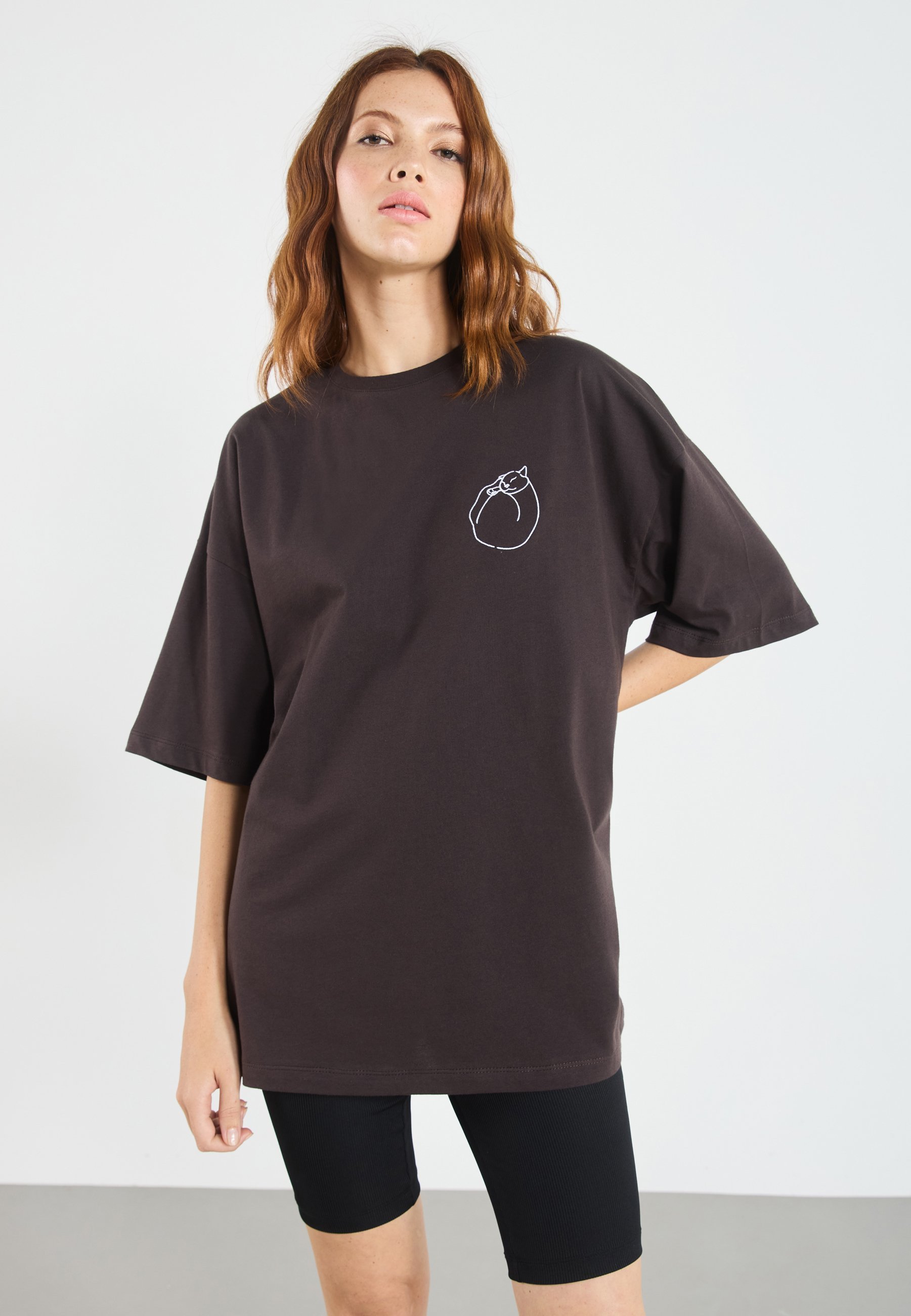 T-shirt imprimé à motif chat pair et impair - marron foncé