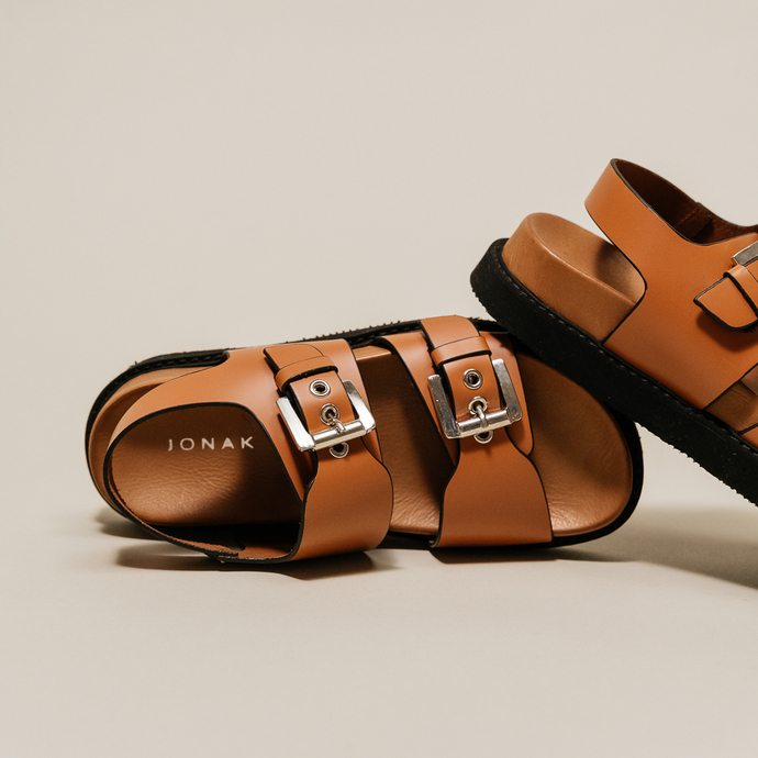 Sandales à doubles boucles  en cuir glacé cognac