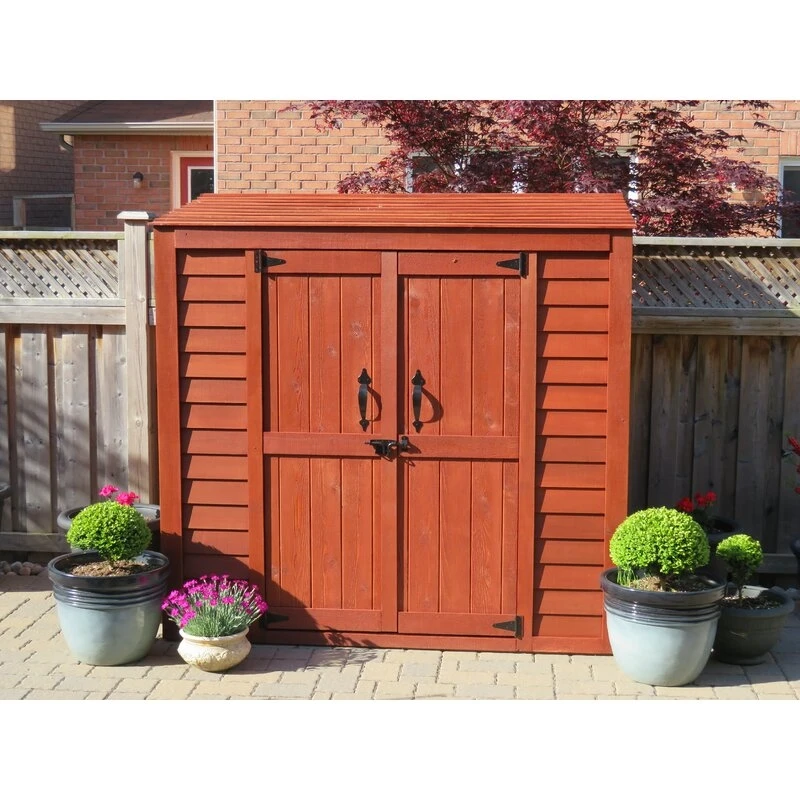 Grote tuinhut van massief hout, 1,80 m breed x 90 cm dik, perfect voor buitenleven.