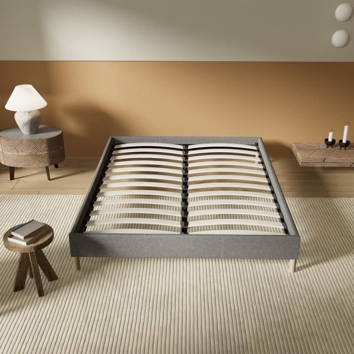 Bed met lattenbodem 140 x 200 cm - Grijze stoffen bekleding - Stabiel en stevig - Verstevigende middenpoten