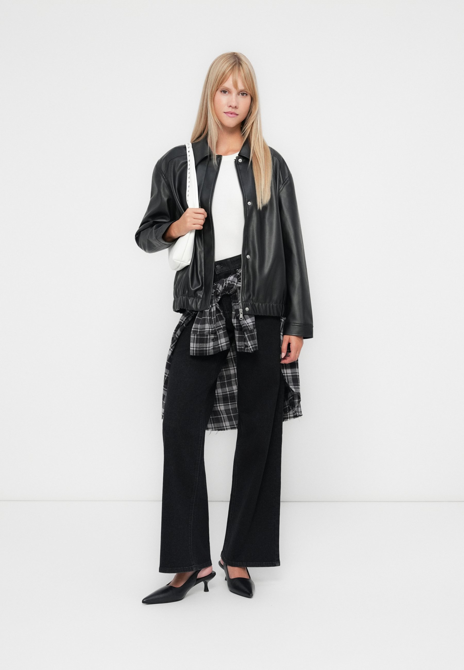 EXCLUSIVITÉ SUR LLVERON - Veste en similicuir - noire
