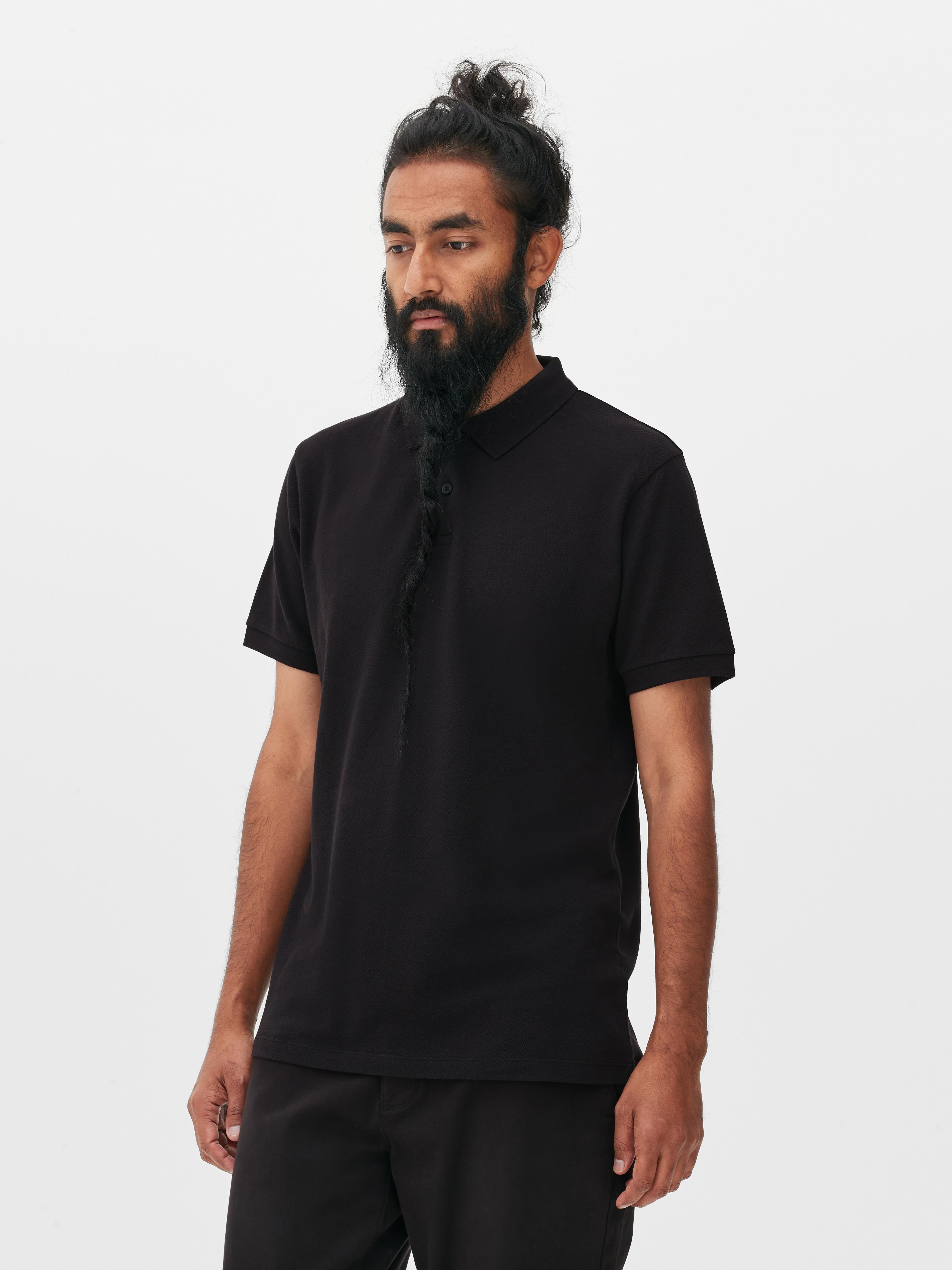 Tricou polo cu mânecă scurtă. Tricoul polo este o bază excelentă pentru orice ținută.