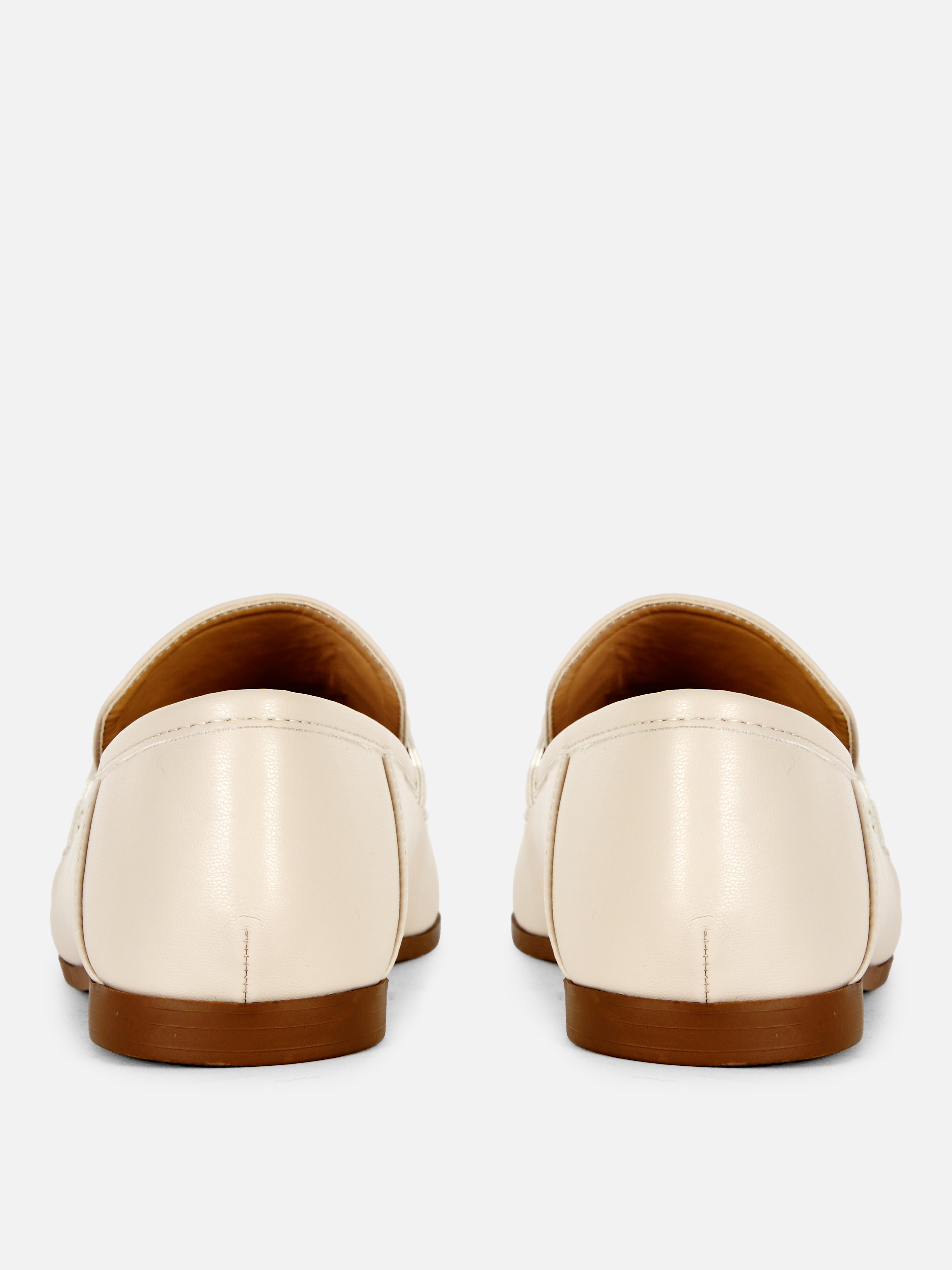 Mocasini din piele ecologică cu un aspect elegant. Nu credem că acești mocasini clasici se vor demoda prea curând...