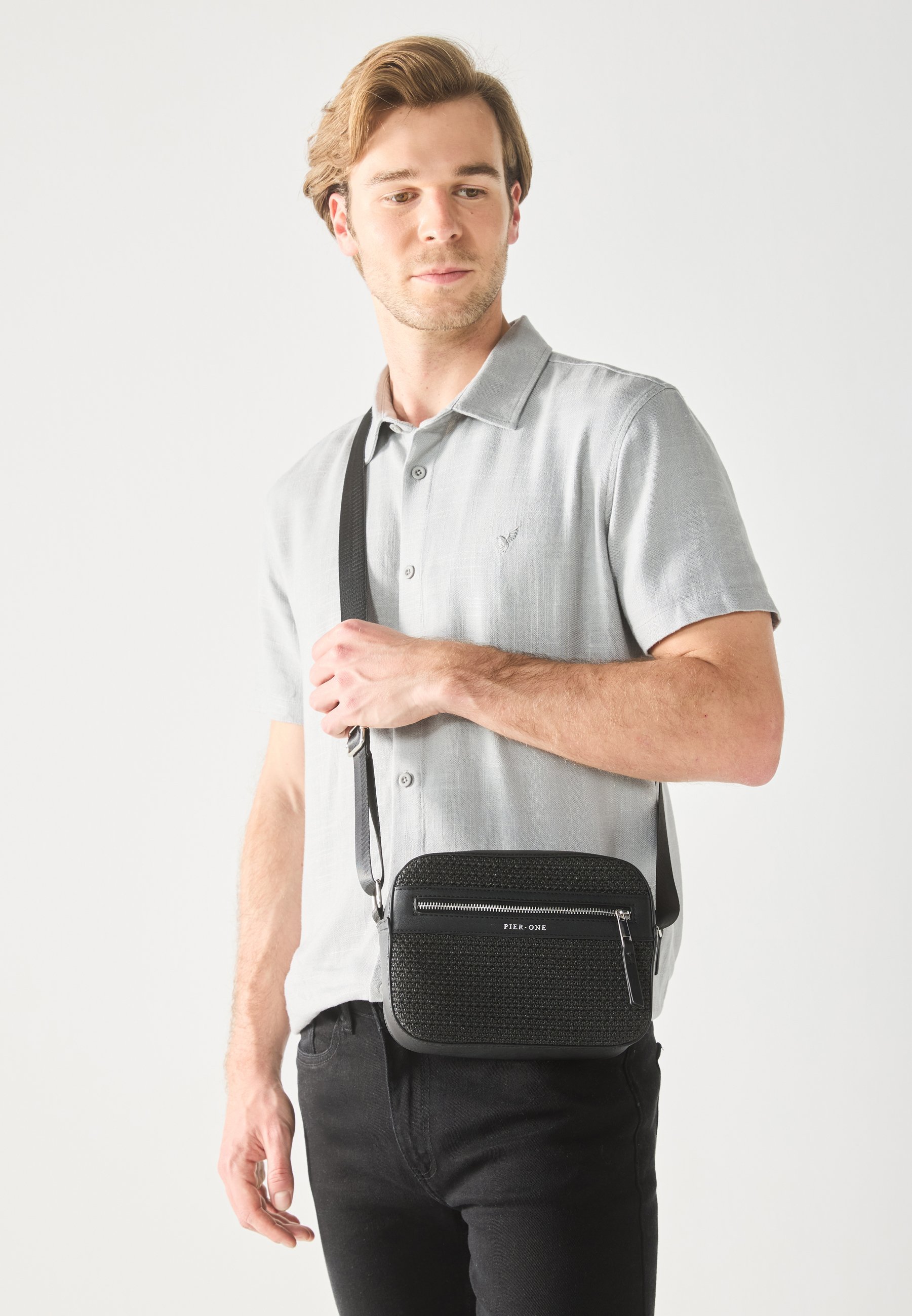 Pier One UNISEX - Crossbodytas - zwart