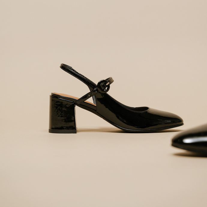 Salomés à talons et bouts pointus  en cuir vernis noir