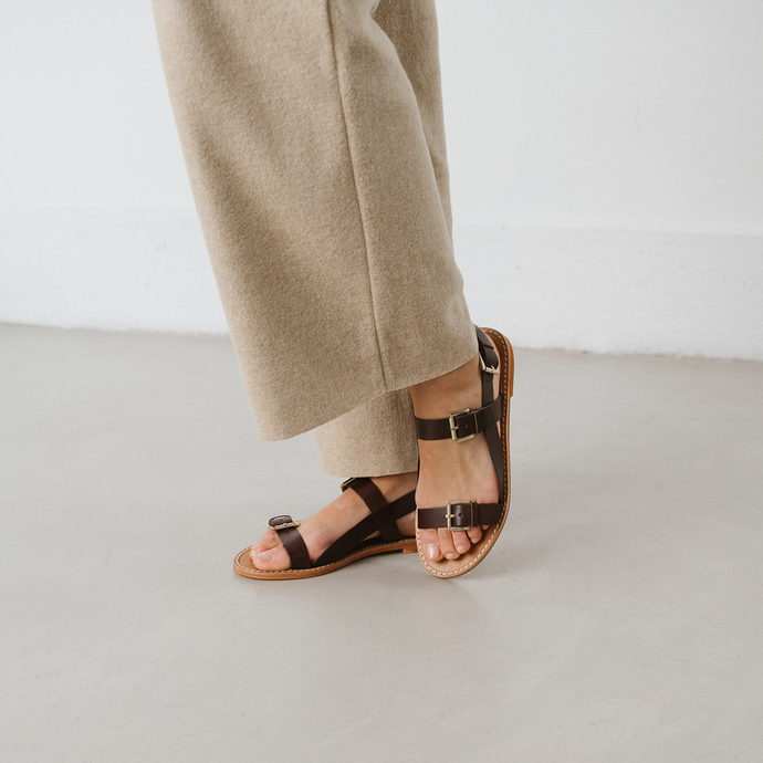 Sandales à boucles dorées  en cuir marron foncé