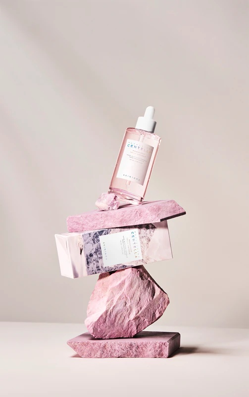 SKIN1004 Razstrupljevalni serum za obraz z madagaskarsko centelo, ki pomirja kožo in zmanjšuje pore.