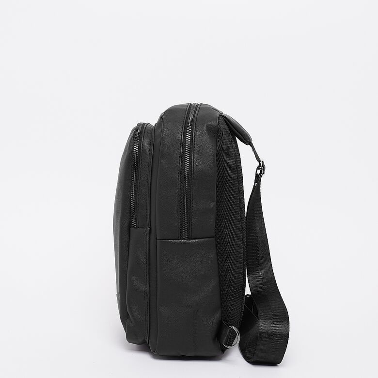 Borsa a tracolla in similpelle con logo basic e stemma in metallo.