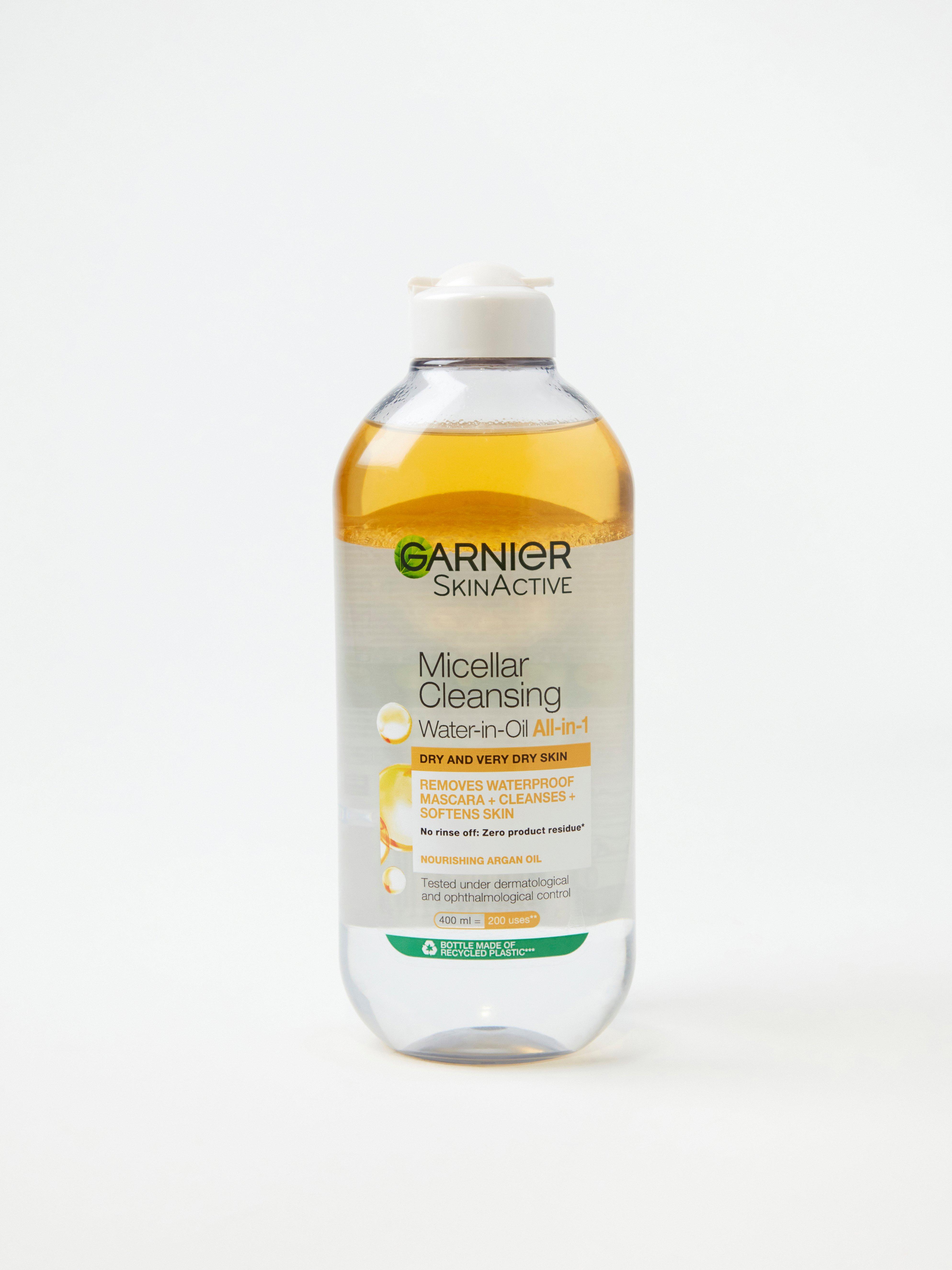 Agua micelar limpiadora Garnier Skin Active en aceite para piel seca y muy seca. Sin color.