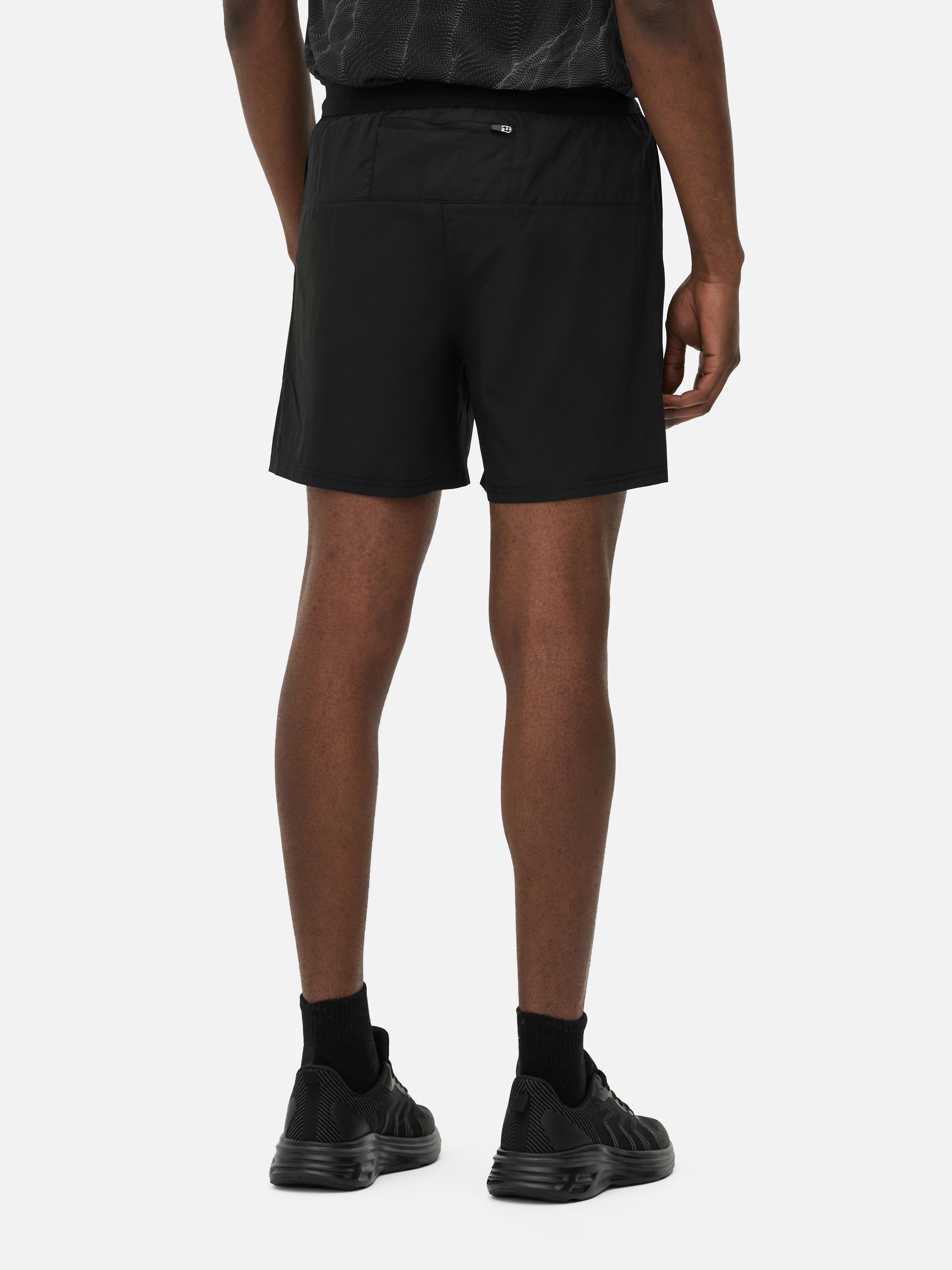 Pantaloni scurți de alergare cu șnur. Pantaloni scurți sport cu talie cu șnur și buzunare laterale.