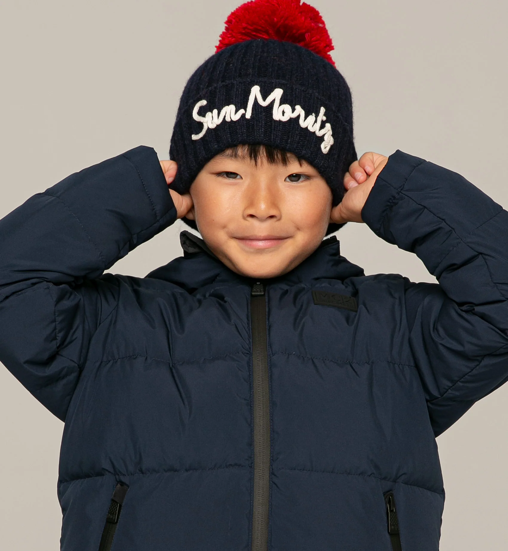 Chaqueta infantil acolchada de plumas con capucha y forro de tartán.