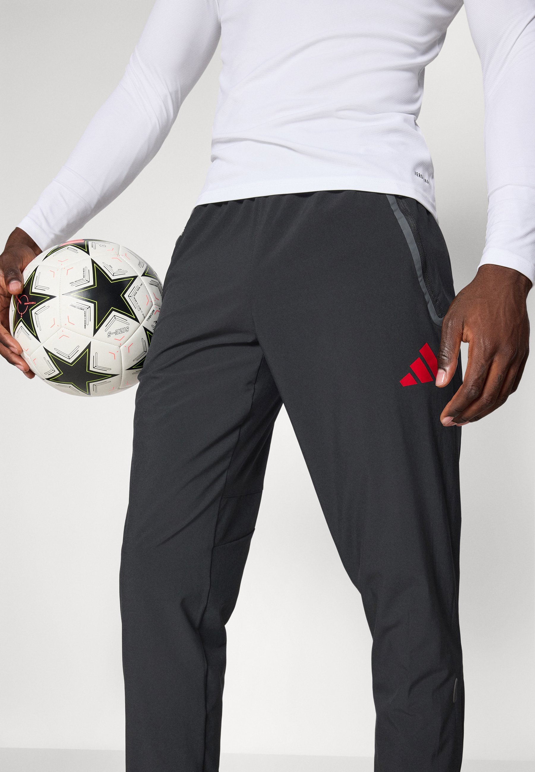adidas Performance LIVERPOOL FC TIRO 25 COMPETITION VIS TECH TRAVEL PANTS - Clubkleding - zwart/aardbeirood