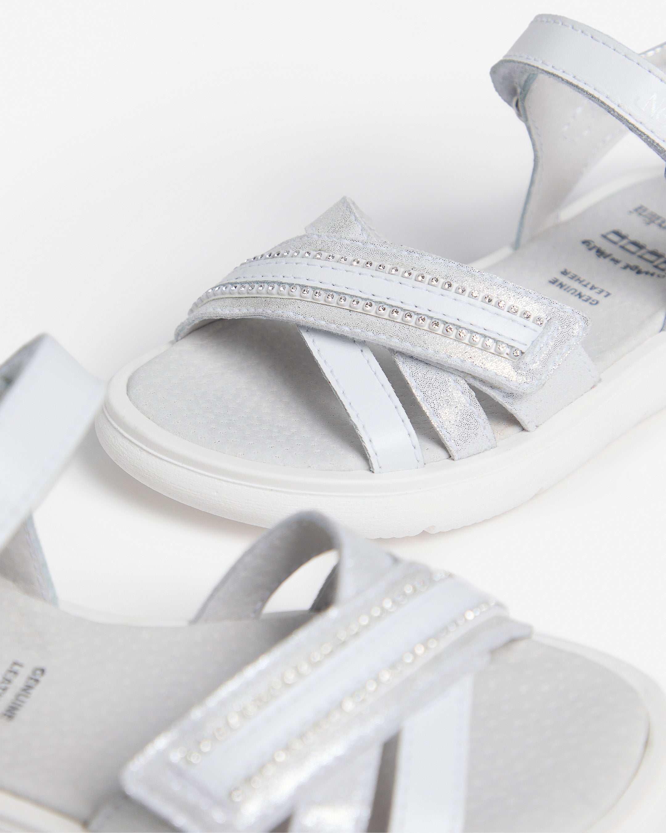  Sandalen für junge Mädchen aus Leder und technischen Materialien