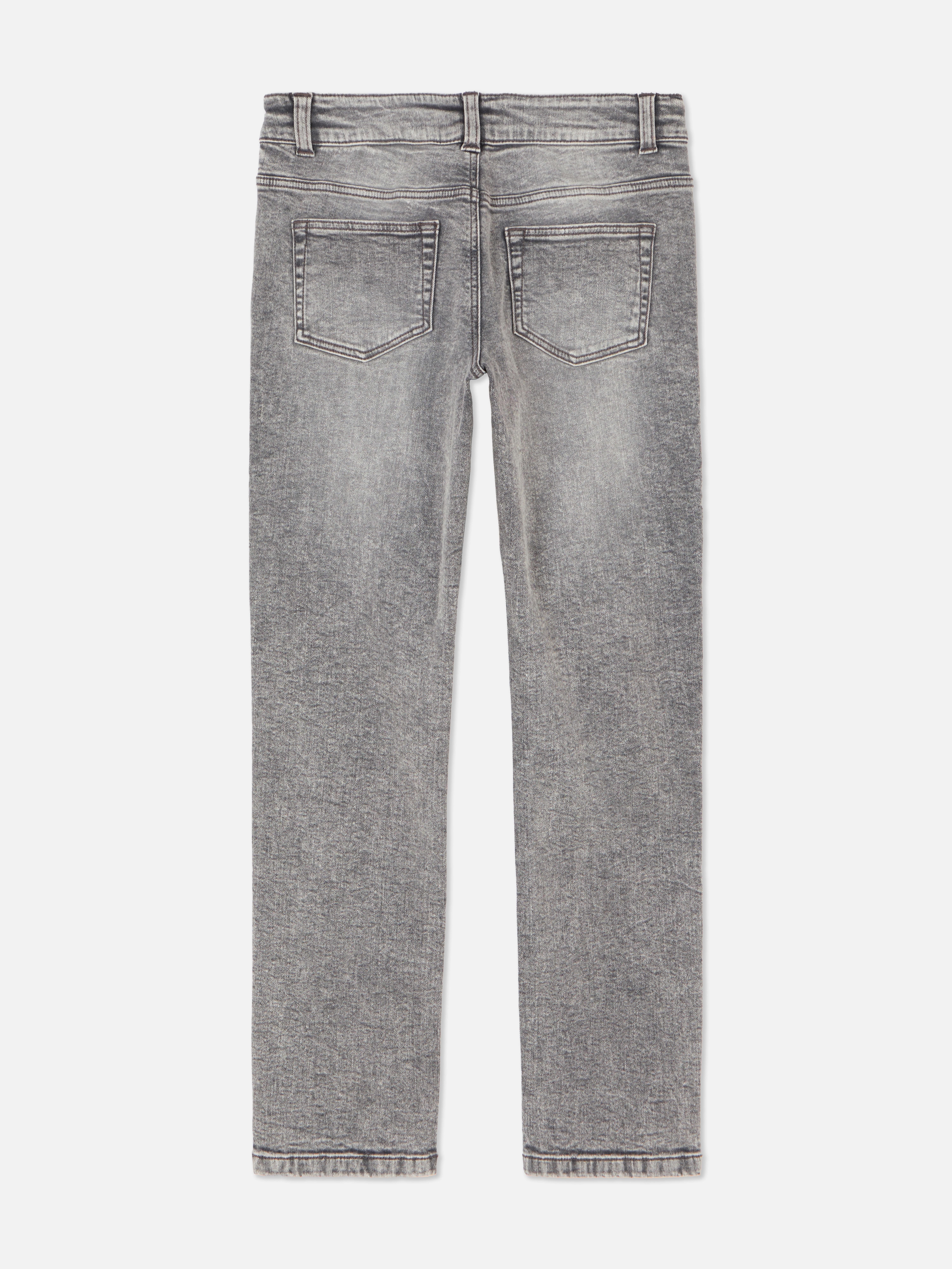 Slim fit farmer fiúknak. Ezek az övbújtatókkal és gombokkal ellátott, slim fit farmerek egy kis pluszt adnak a farmerkollekciónak.