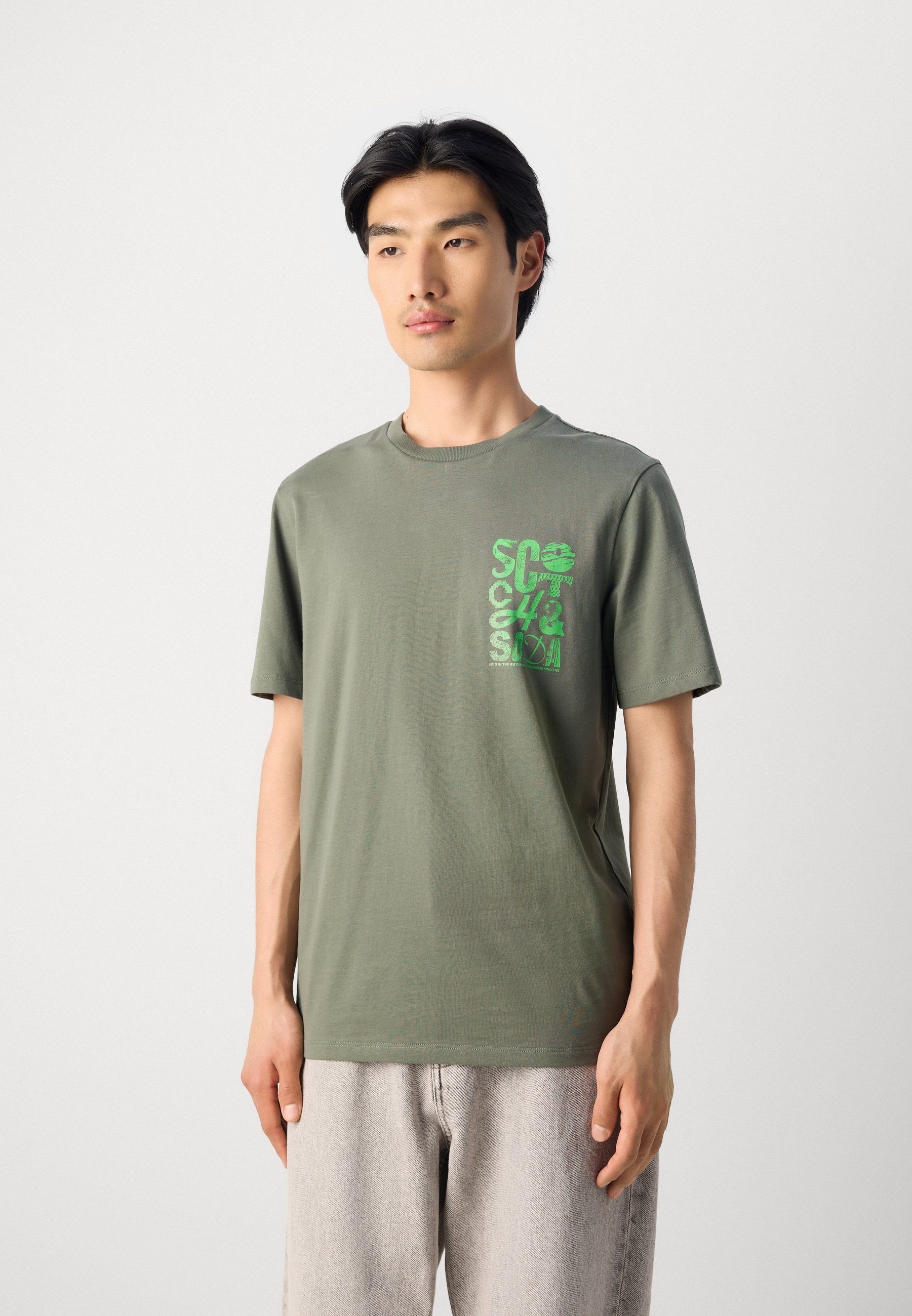T-shirt Scotch & Soda REGULAR FIT con logo sul petto a sinistra - stampa - timo