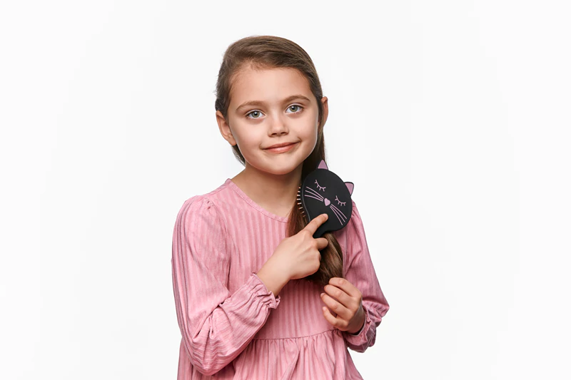 Escova de cabelo infantil BrushArt KIDS com estampa de gatinho.