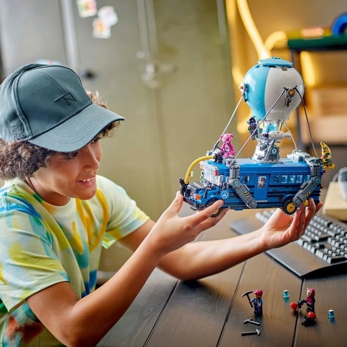 LEGO Fortnite 77073 Battle Bus - Set di costruzioni da collezione ispirato al videogioco