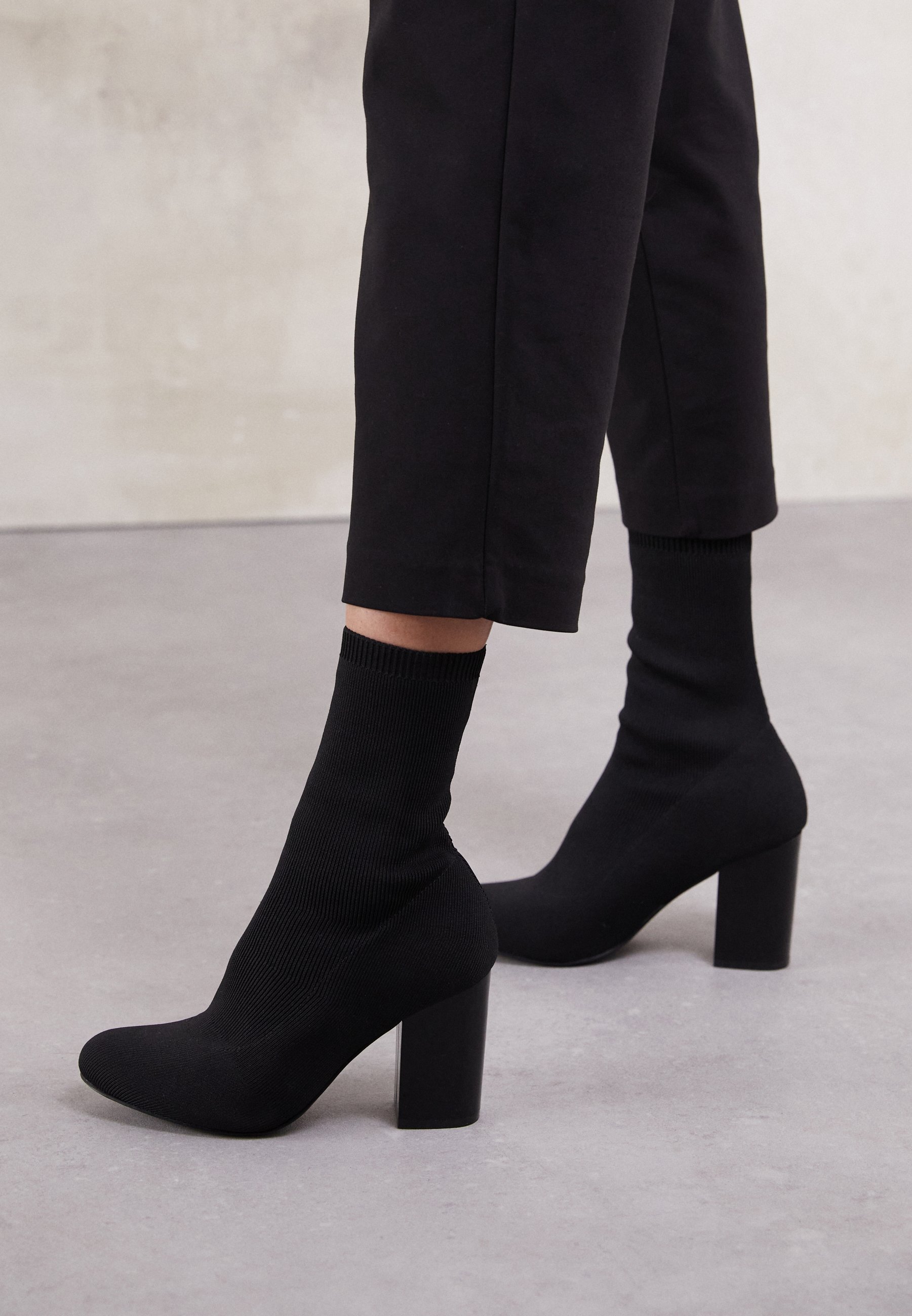 Botas de cano curto com salto alto Even&Odd - pretas