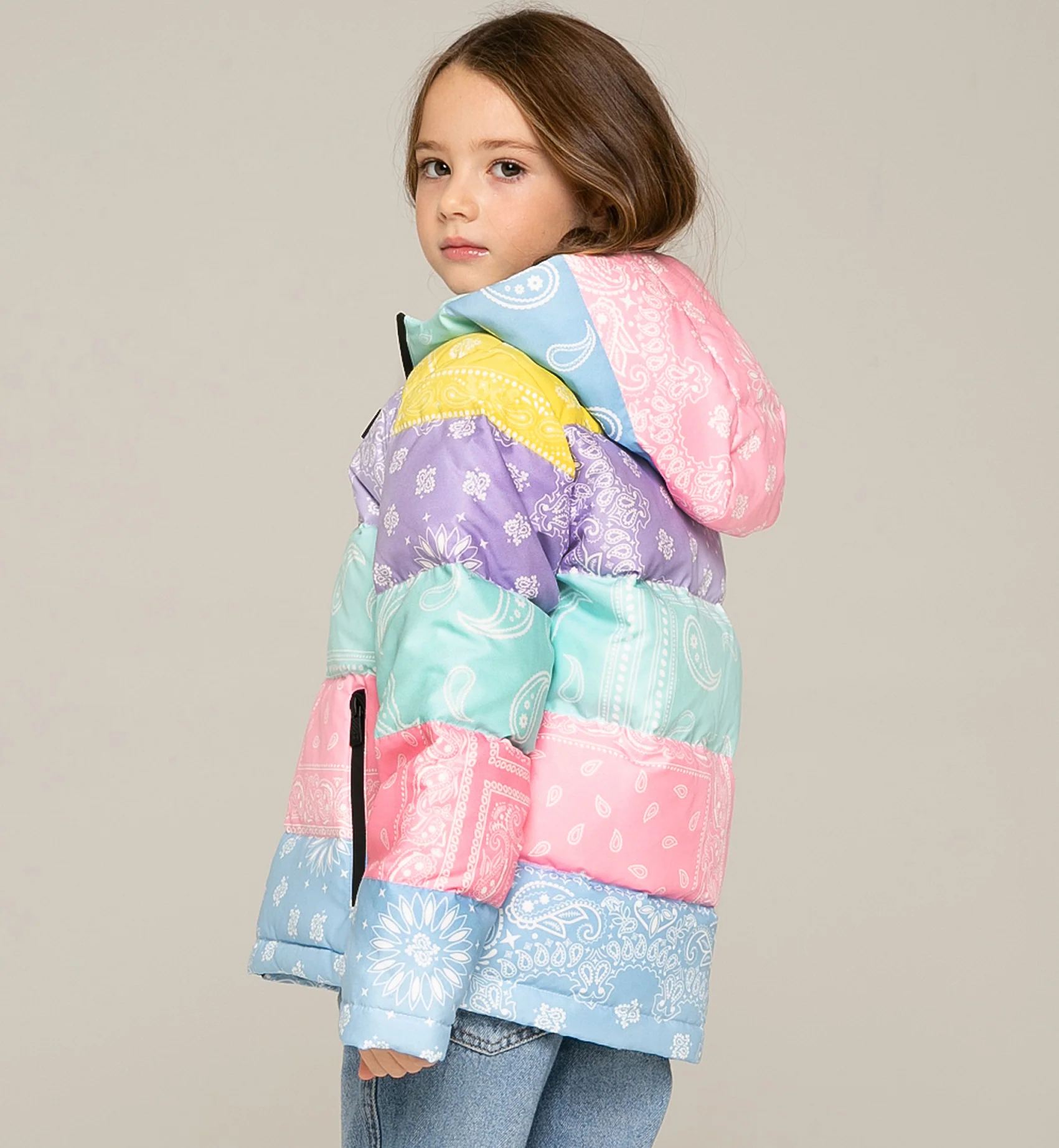 Chaqueta de plumas para niña con capucha acolchada y estampado de pañuelo.
