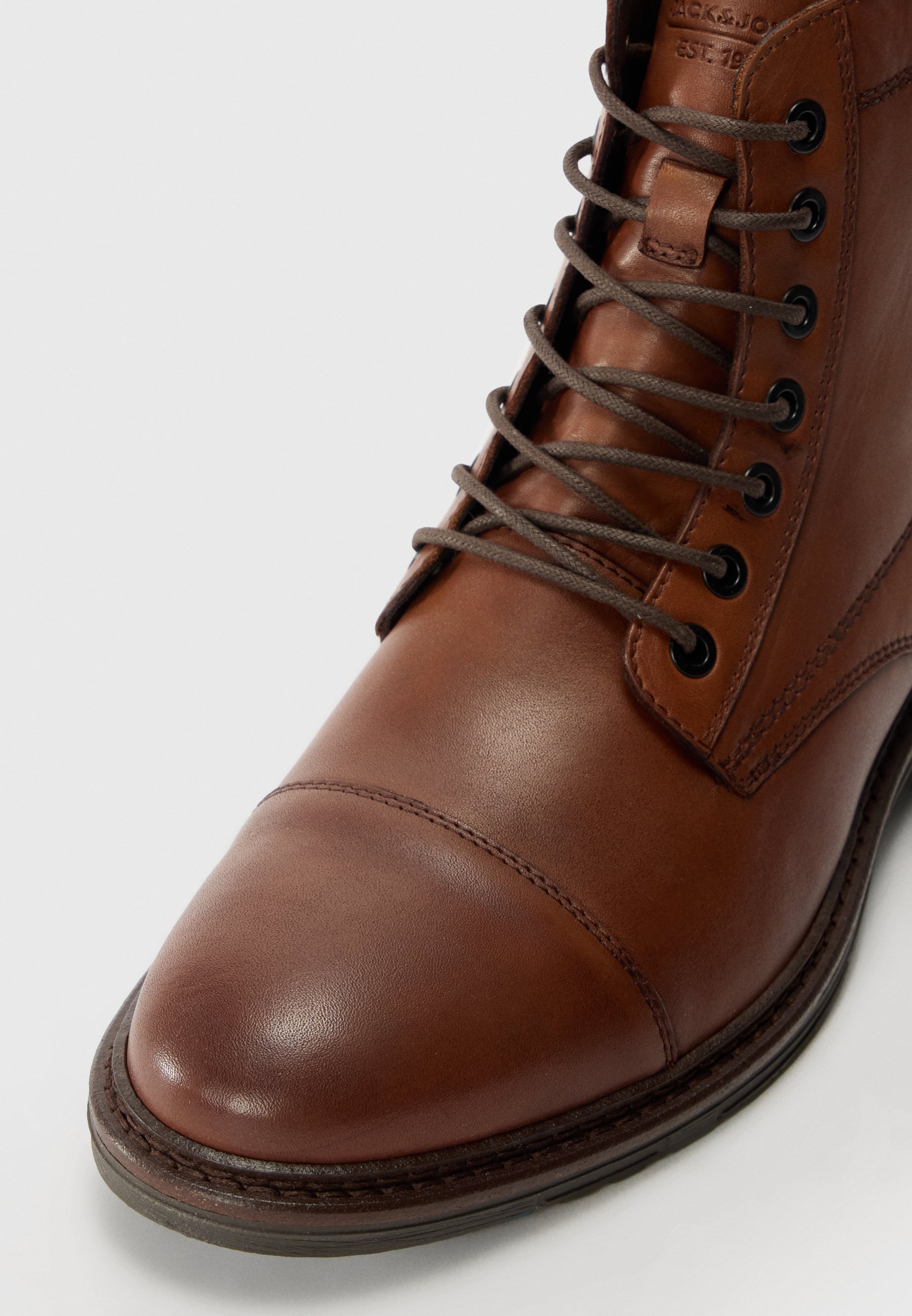 Jack & Jones JFWWENTWORTH - Enkellaarsjes met vetersluiting - cognac
