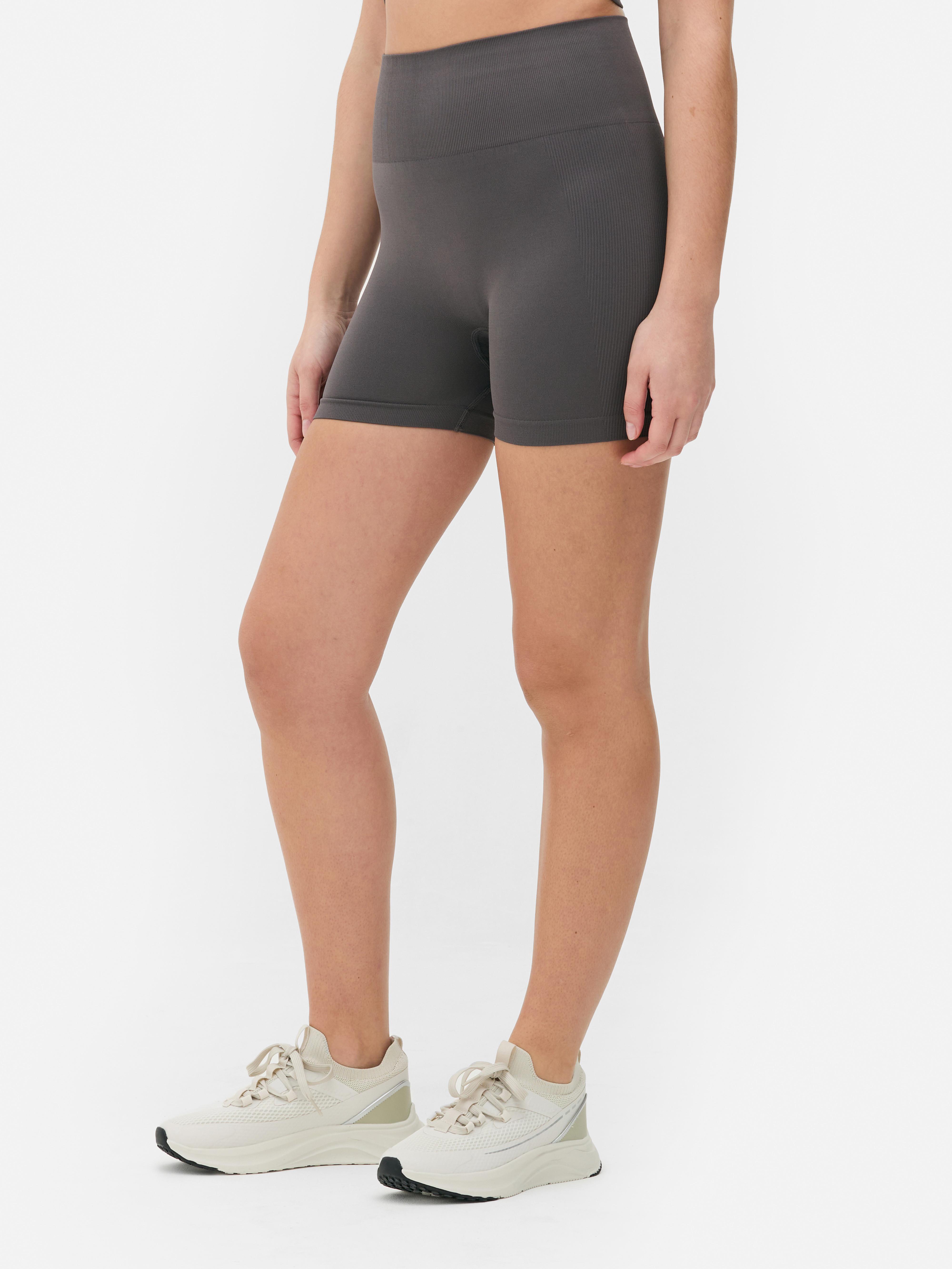 Pantaloni scurți de yoga cu talie înaltă, fără cusături. Acești pantaloni scurți sport fără cusături sunt perfecți pentru orice sesiune de stretching și antrenament.