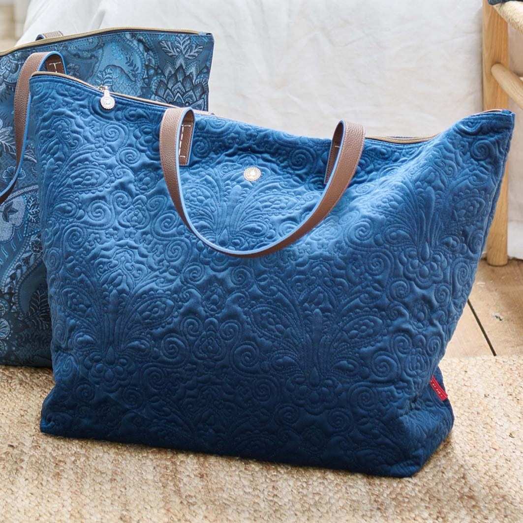 Žametna torba PIP Studio „Quilty Days“, modra – 66 x 20 x 44 cm